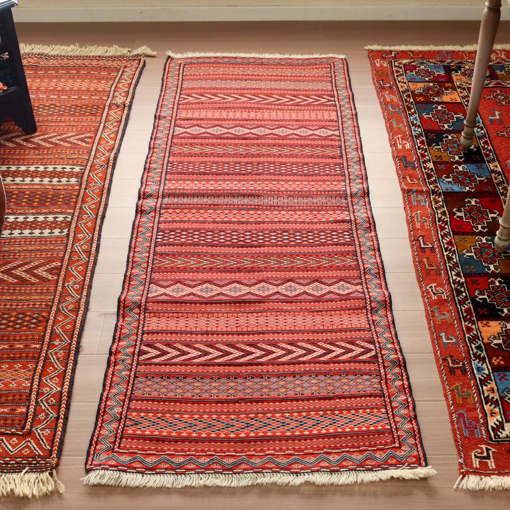 刺繍のようなスザンニ織りのキリム イラン東北部カラート196×73cm 幾何学模様のボーダーデザイン