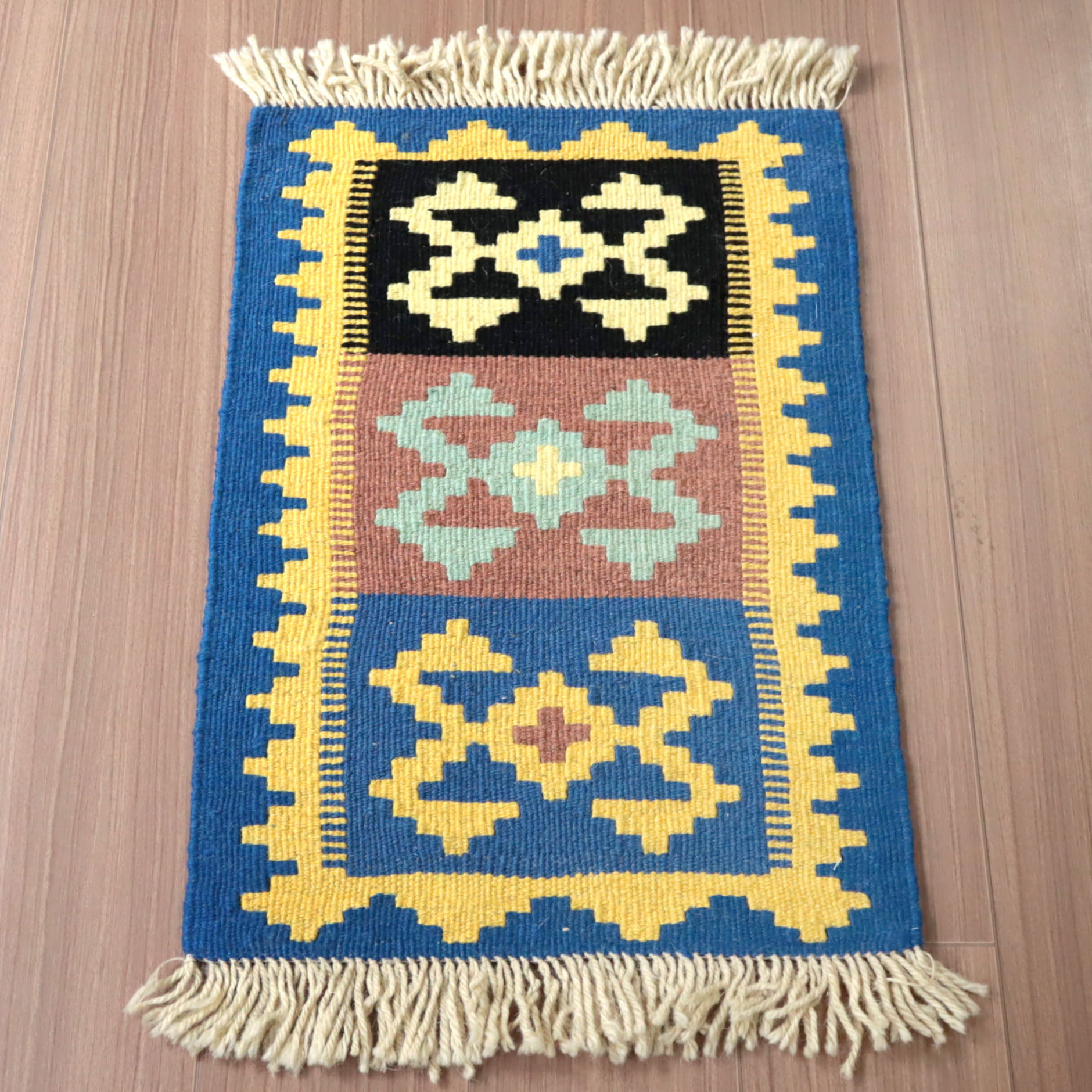 キリム カシュカイ族の手織りキリム64×42cmカラフルモチーフ