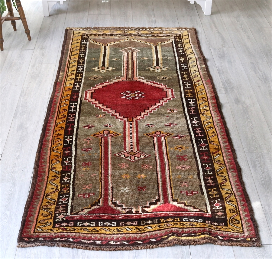 トルコ絨毯　オールドカーペット/トライバルラグ【OUTLET】217×106cm シワス　ナチュラルグレー　赤いメダリオン