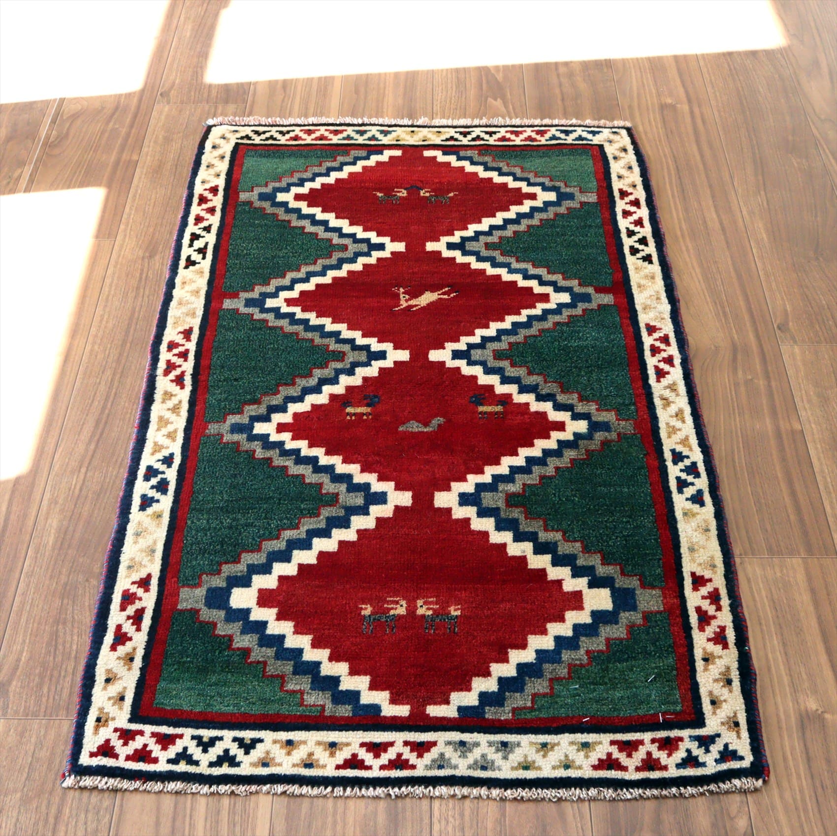 部族絨毯　トライバルラグ125×69cm カシュカイ族の手織りラグ　連なる４つのメダリオンと動物モチーフ