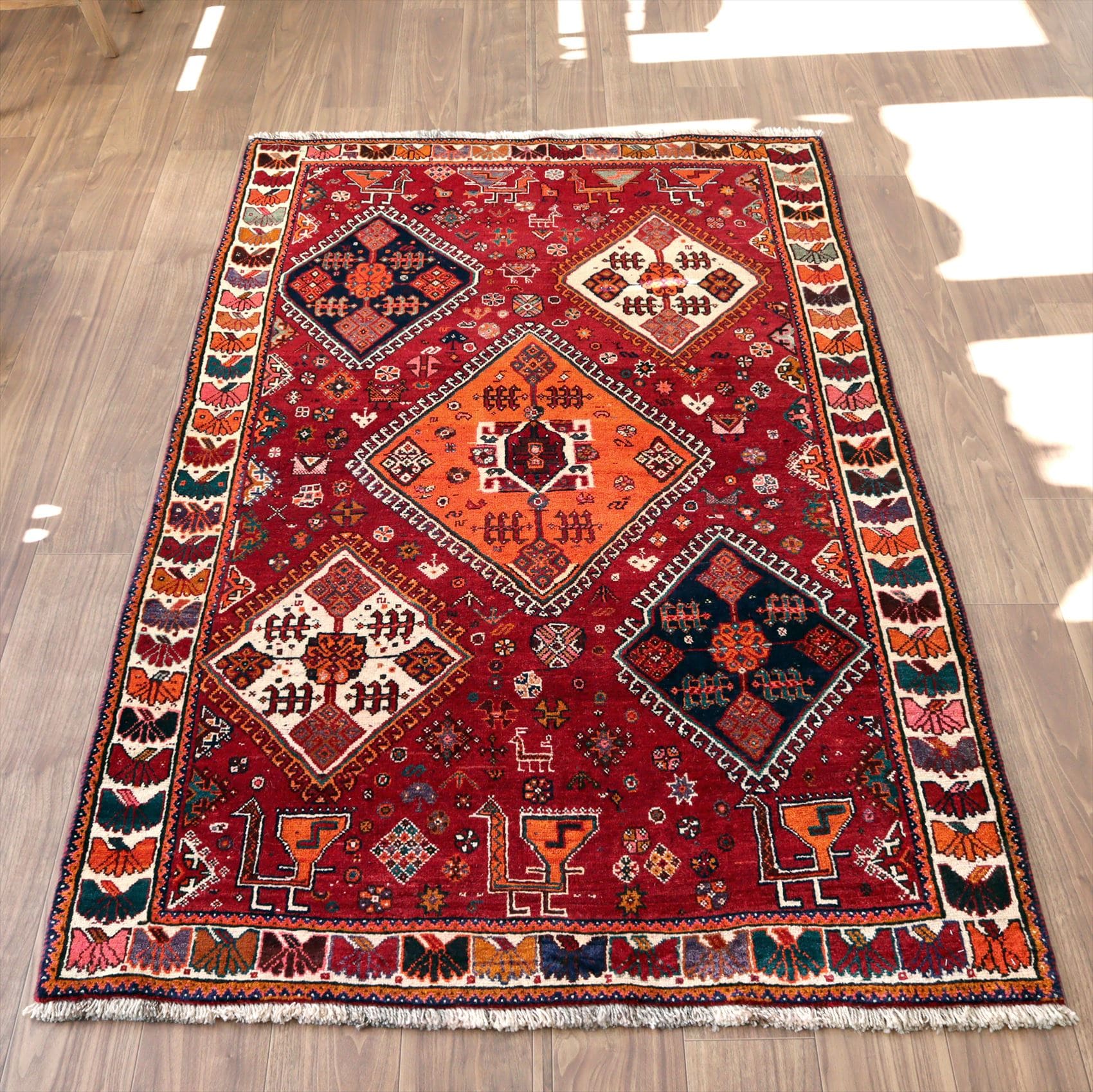部族絨毯　トライバルラグ205×122cm カシュカイ族の手織りラグ　５つのメダリオンと動物モチーフ