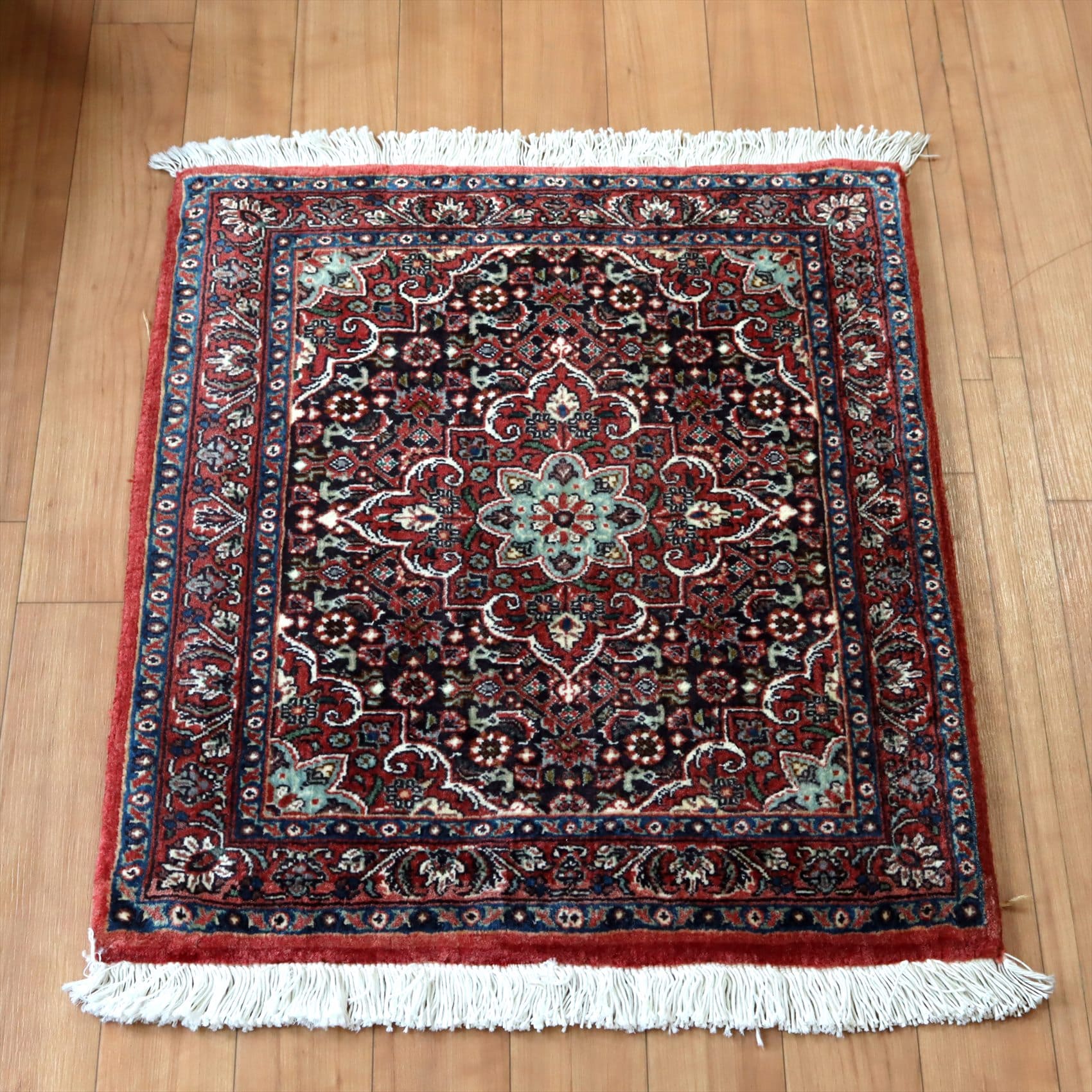 手織り絨毯 ビジャール59×51cm レッドのメダリオン