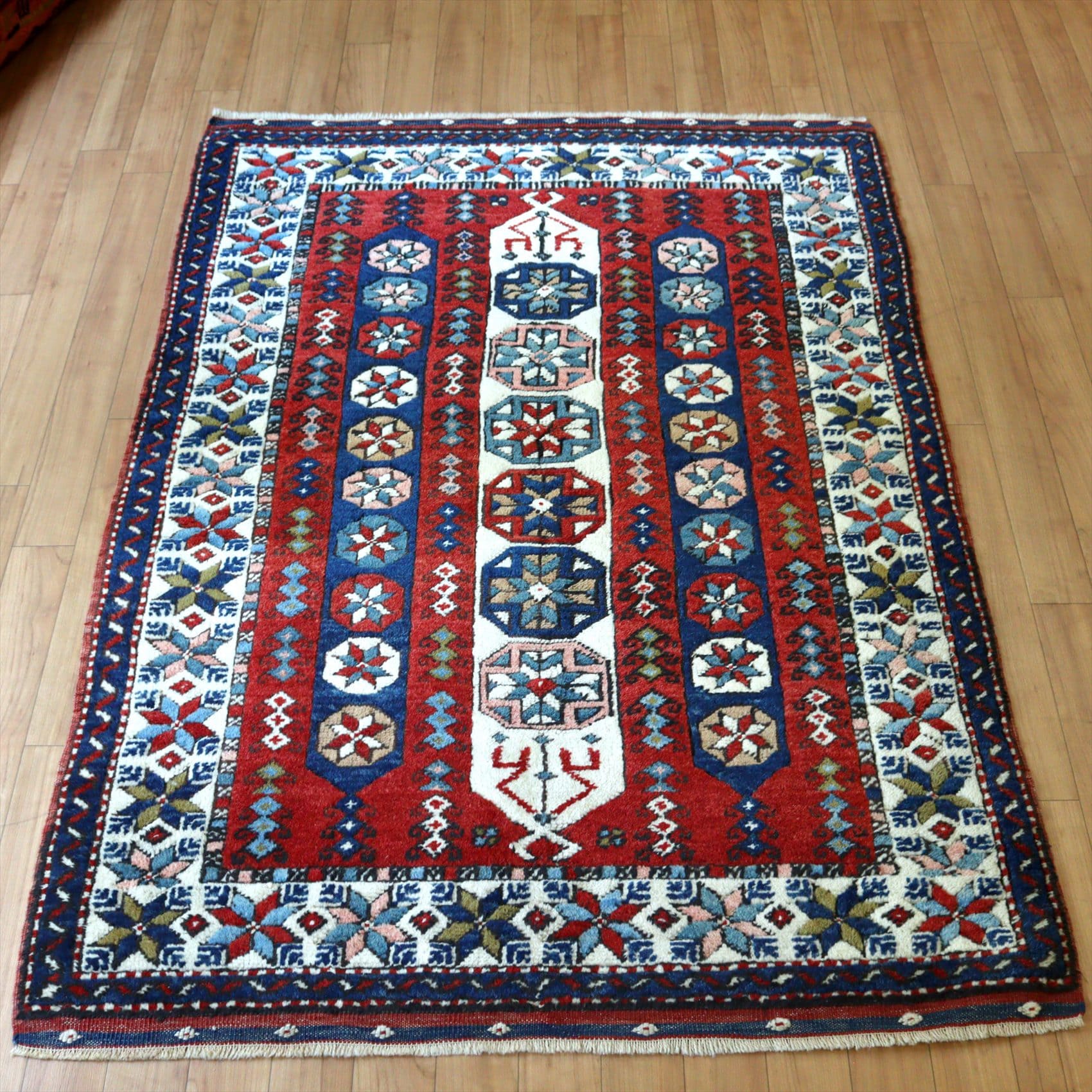 トルコの手織り絨毯 草木染147×102cm 星のモチーフ