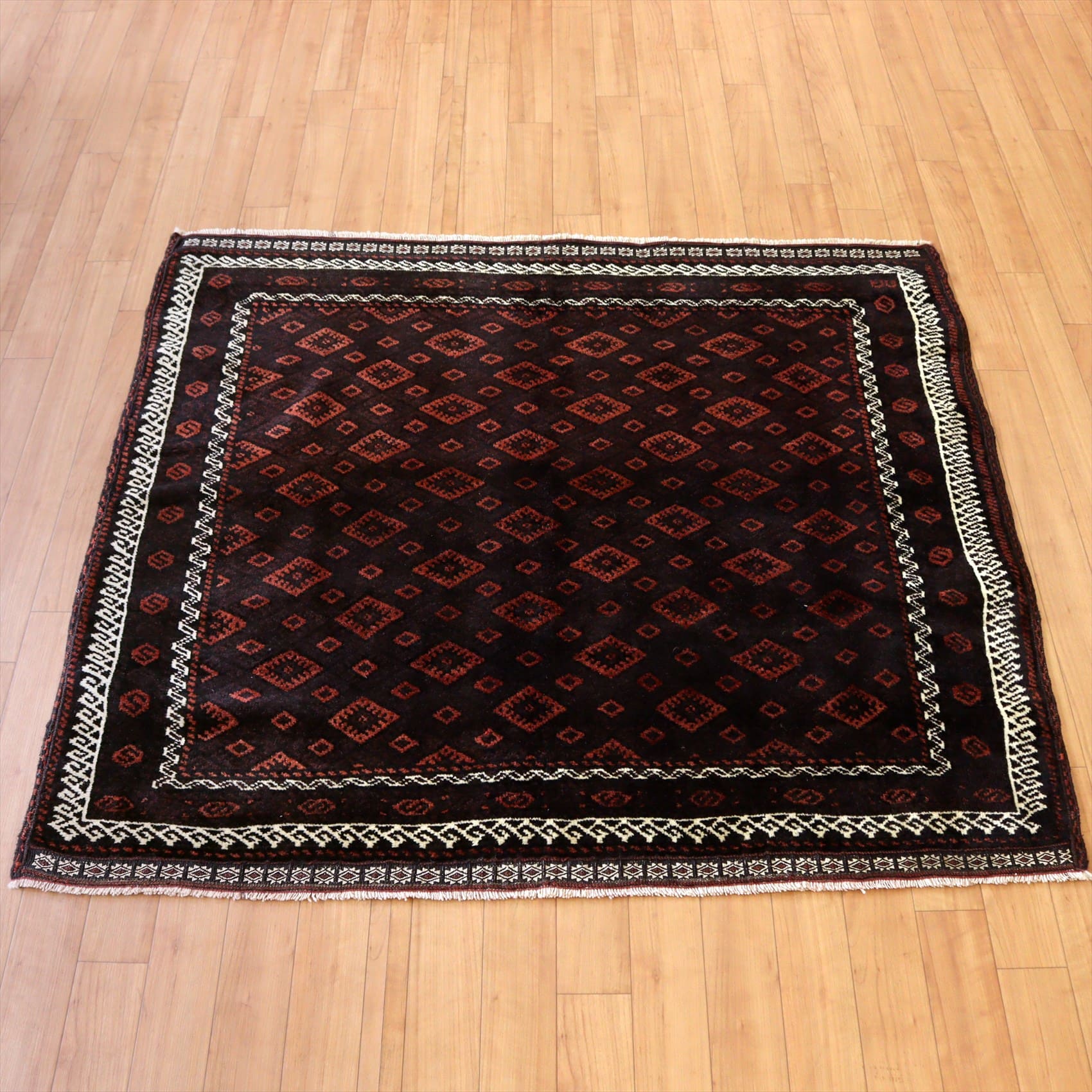 手織り絨毯 バルーチ107×118cm 連なるメダリオン