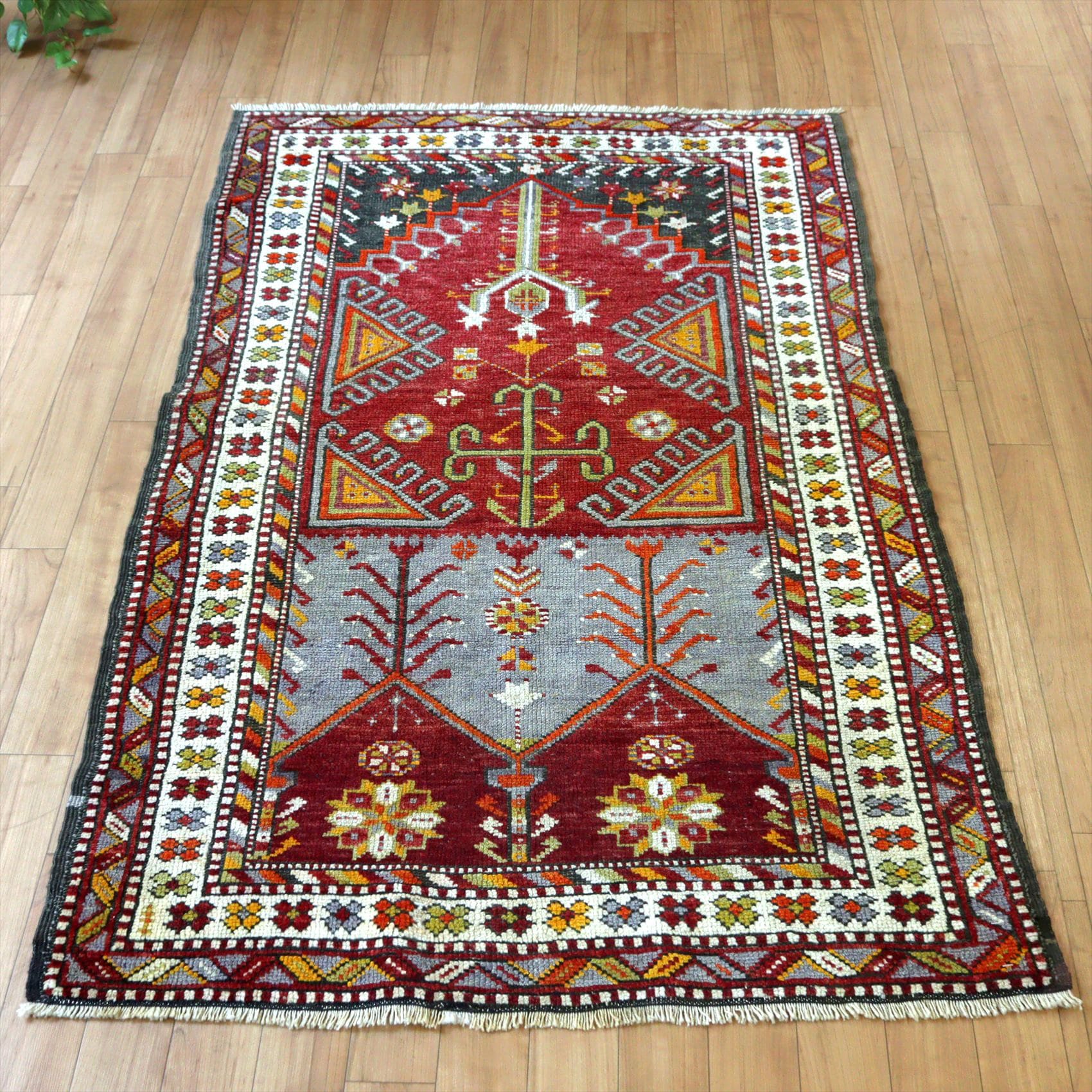 トルコの手織り絨毯 チャナッカレ146×89cm ミフラープデザイン