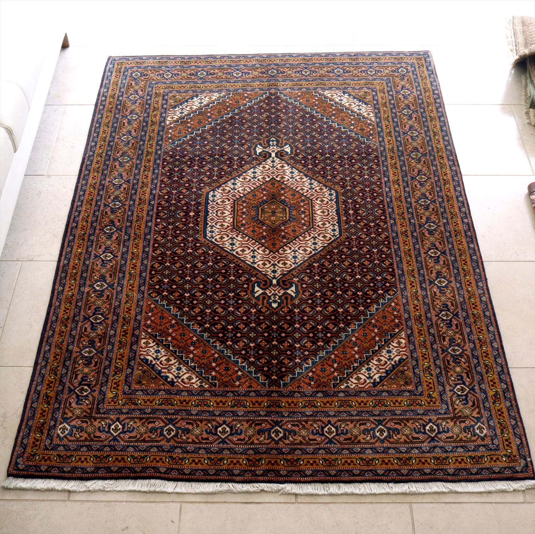ペルシャ絨毯 タブリーズ190×140cm オレンジとネイビー　六角メダリオン
