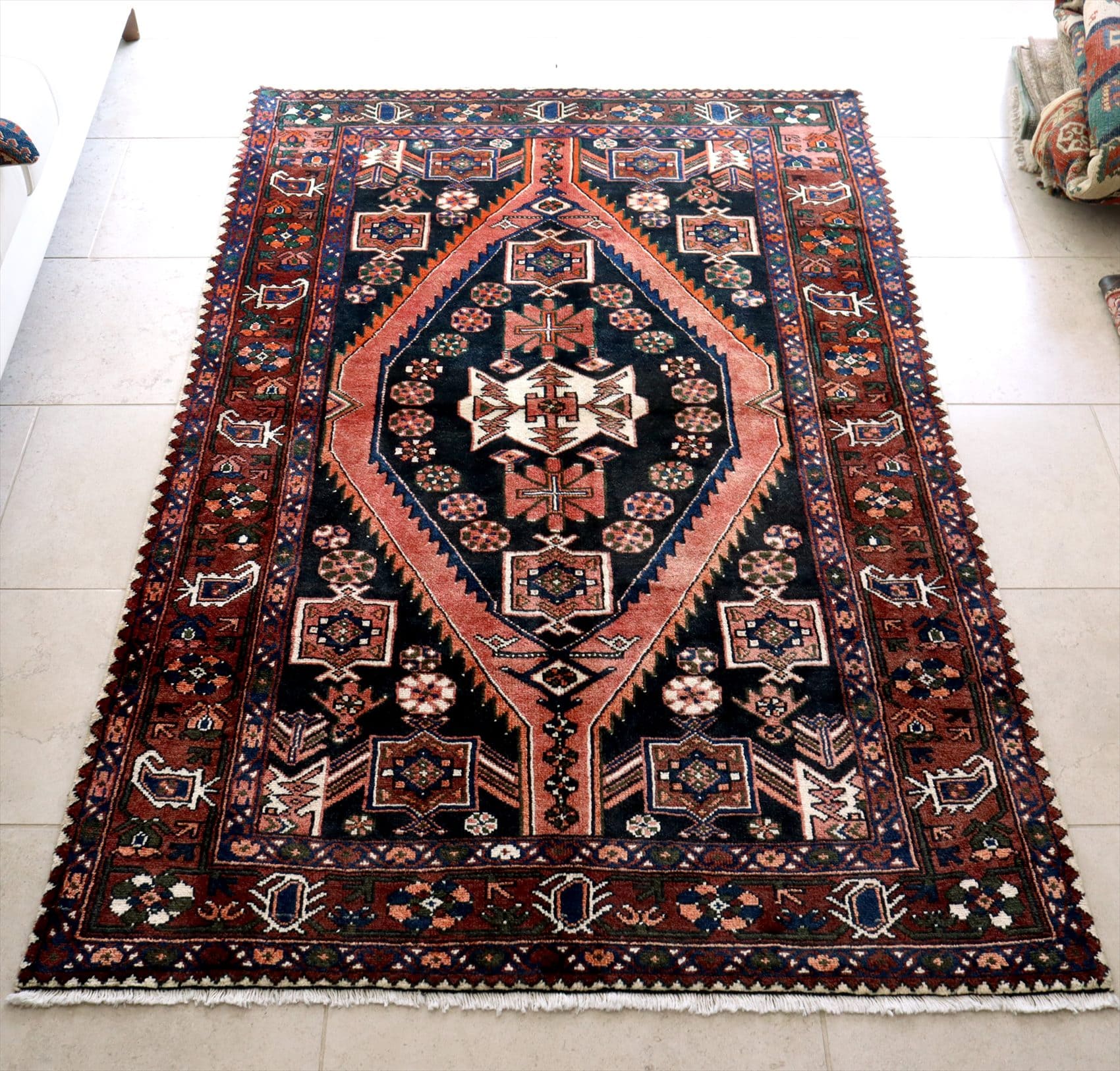 ペルシャ絨毯　ハマダン　206×136cm 濃紺・黒　ひし形のメダリオン
