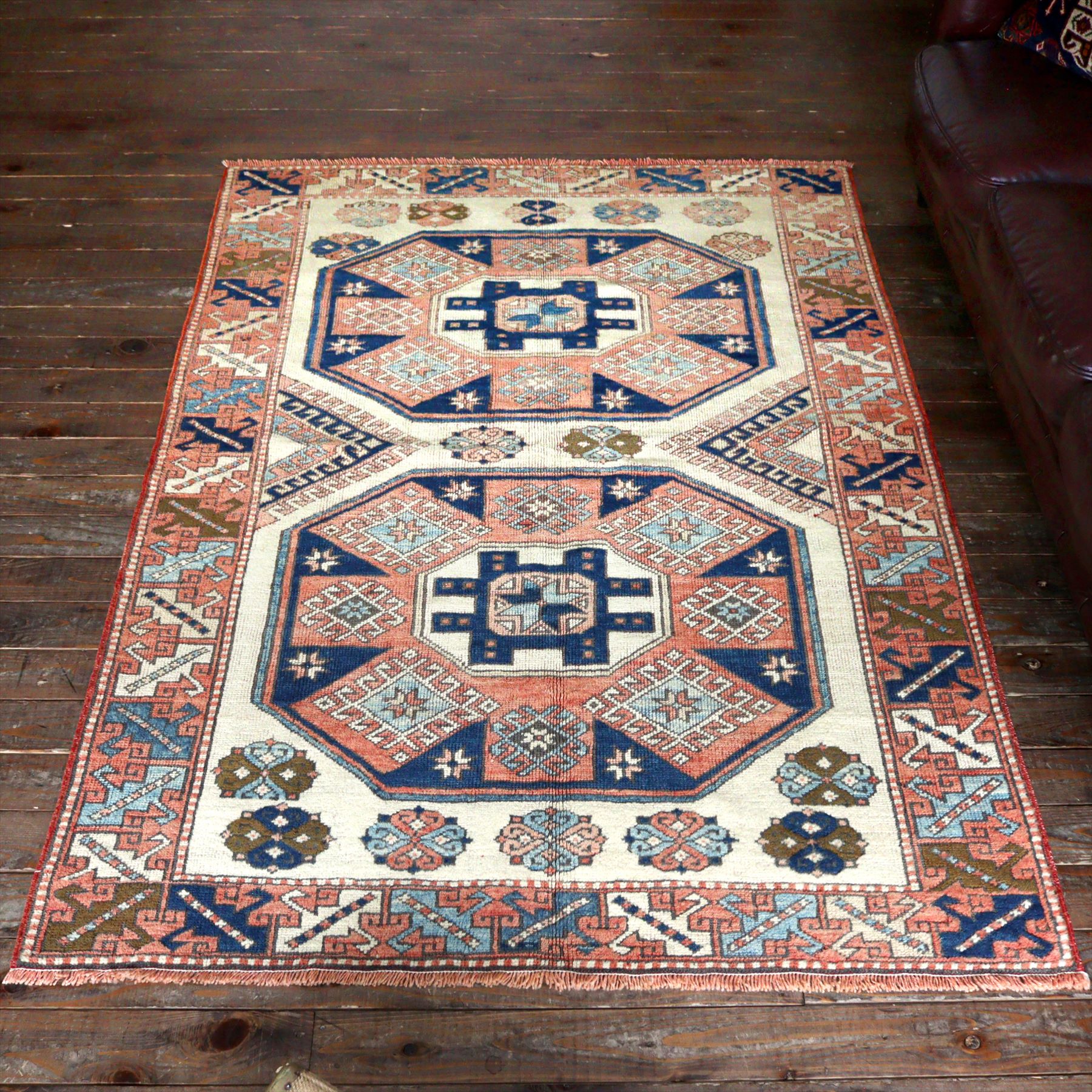 チャナッカレ 部族絨毯179×128cm ２つのメダリオン