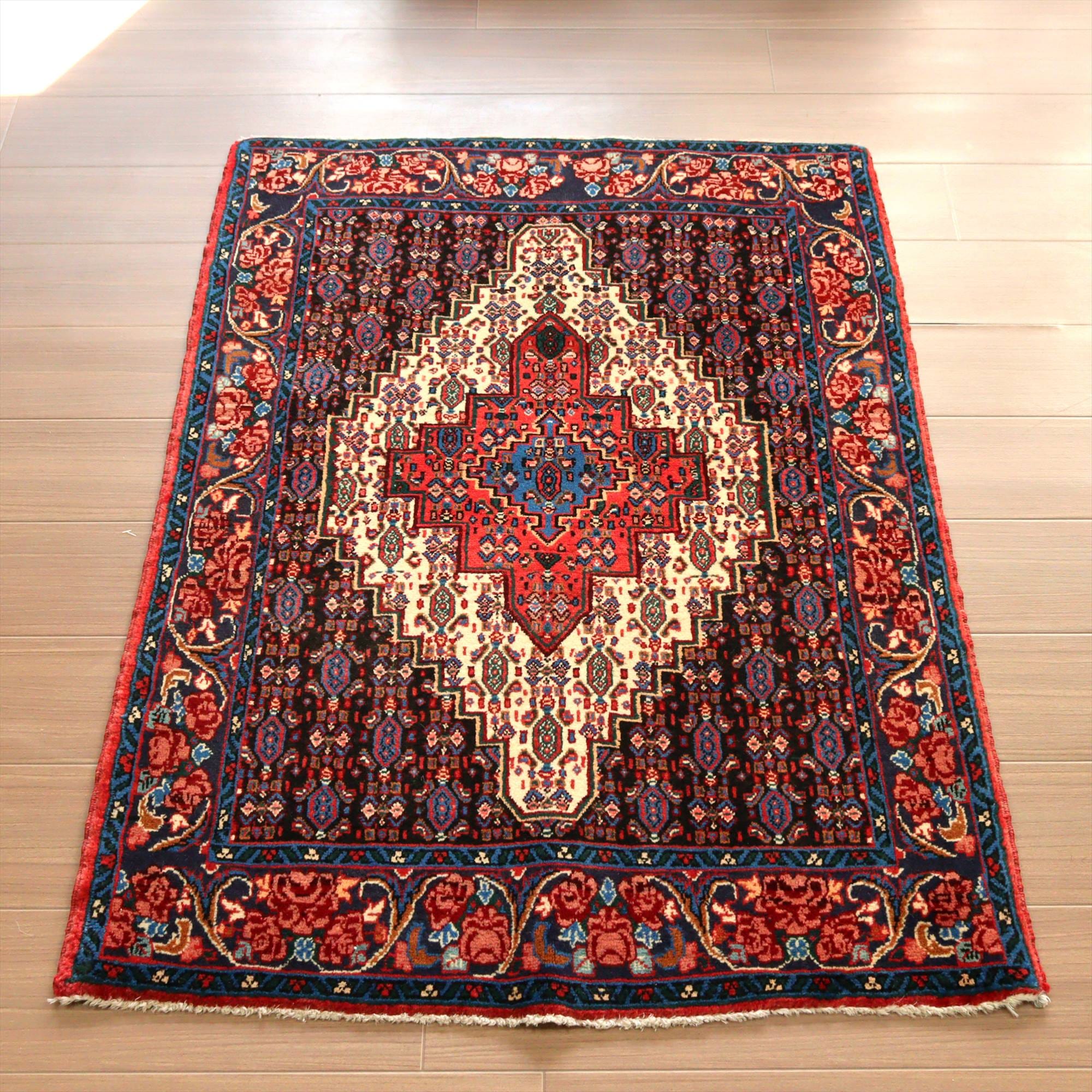 イランの手織り絨毯 セネ サナンダージ121×83cm 六角形のメダリオン アラベスク模様