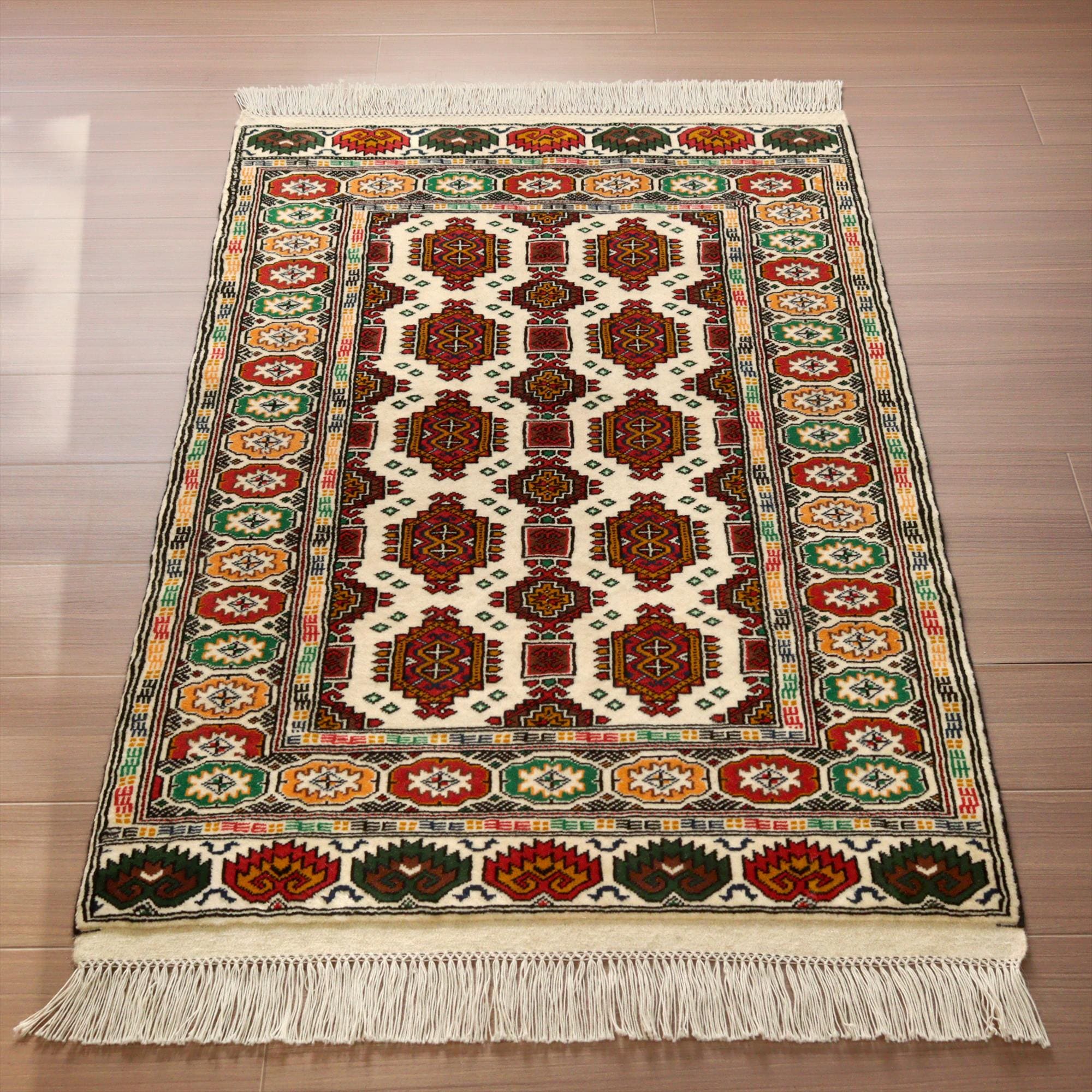トルクメン 手織り絨毯130×83cm ギュル文様 アイボリー