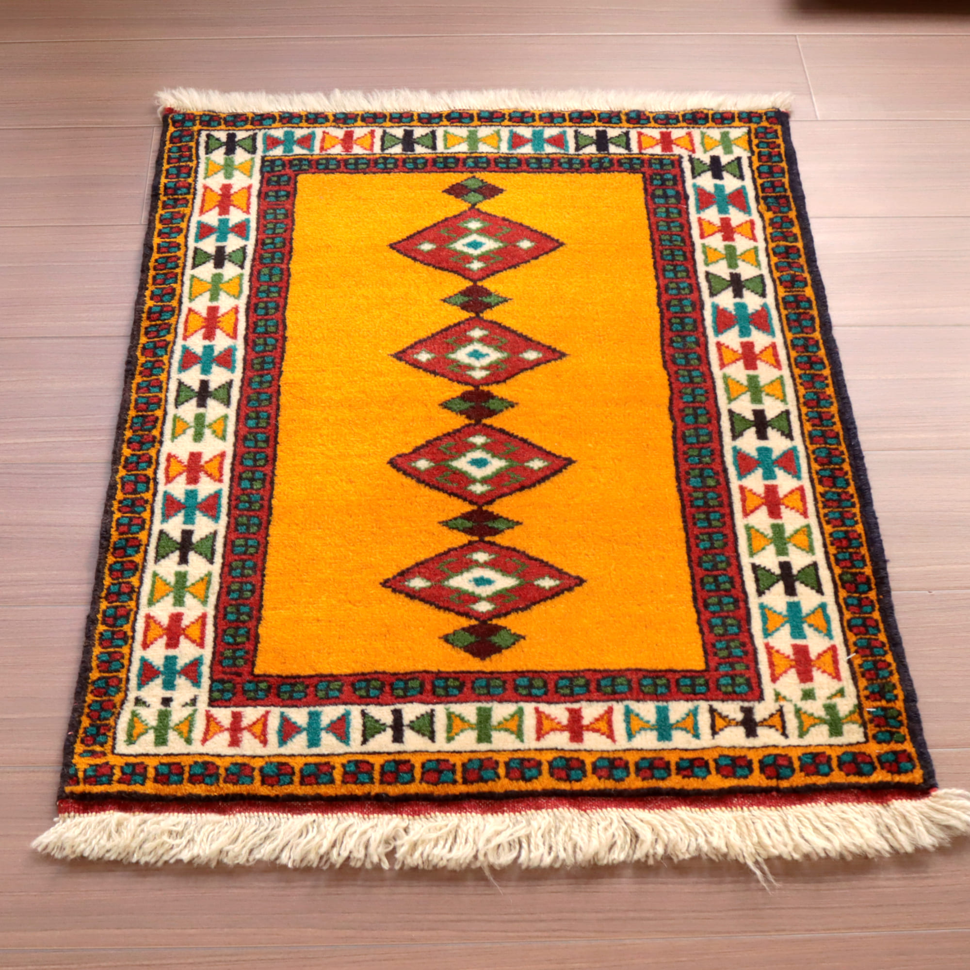 東イラン　ホラサン地方の素朴な手織りラグ 82x67cm イエロー　４つのベレケット