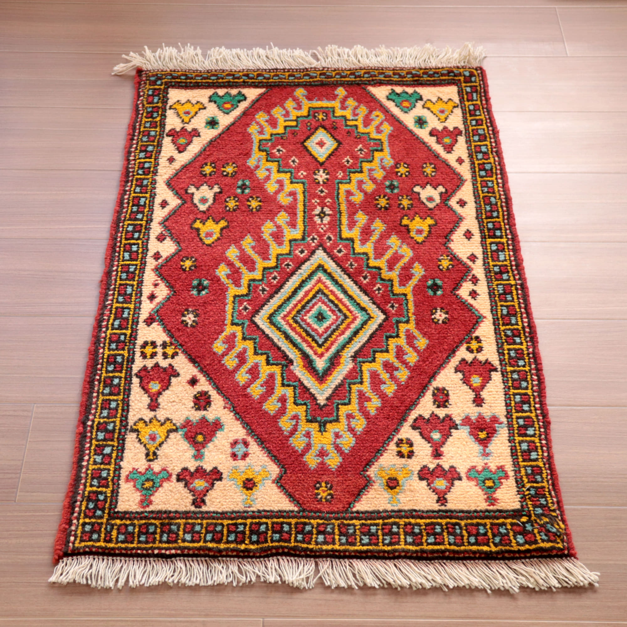 東イラン　ホラサン地方の素朴な手織りラグ 94x60cm 赤い六角メダリオン