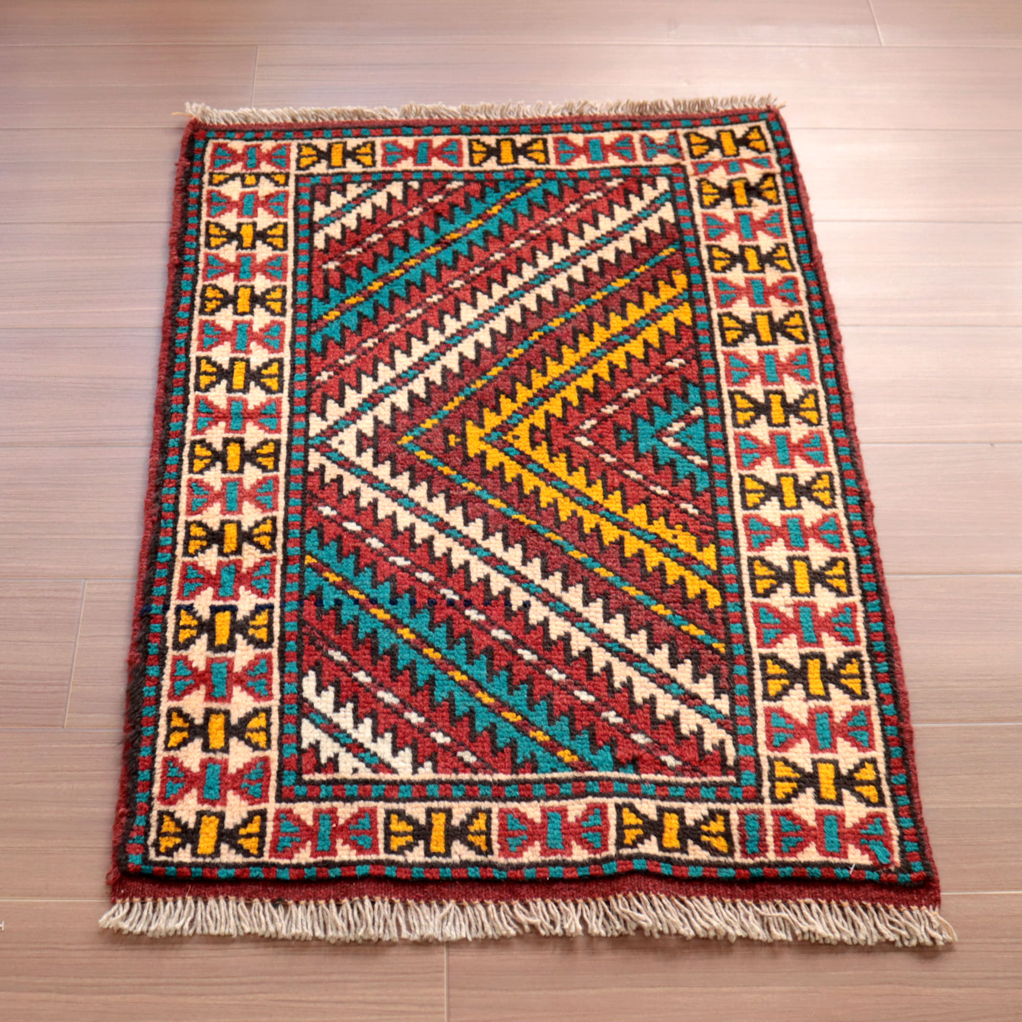東イラン　ホラサン地方の素朴な手織りラグ 95x62cm 連なるジグザグ