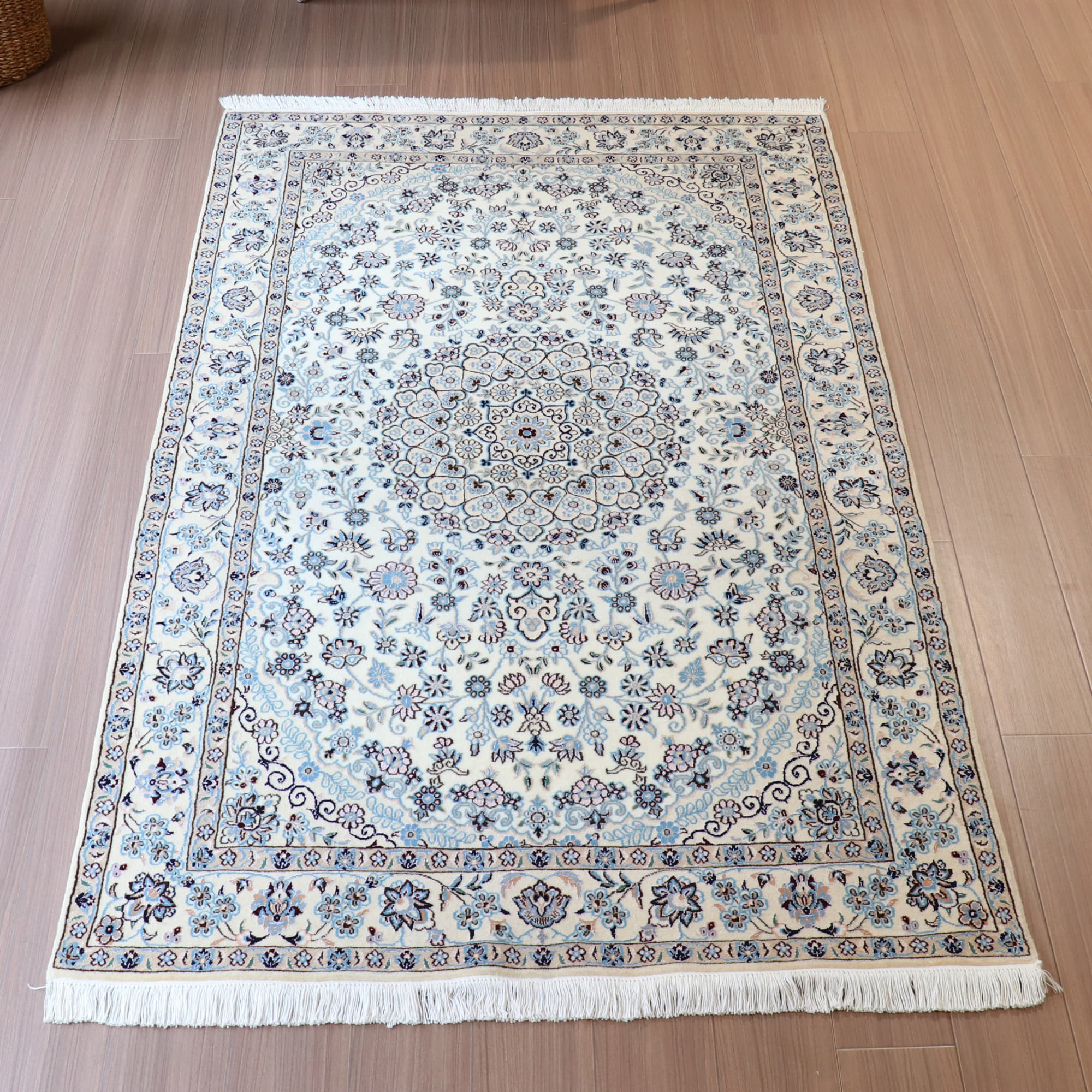 ペルシャ絨毯　ナイン産 9L208×127cm アイボリー 明るいブルー　花のアラベスク
