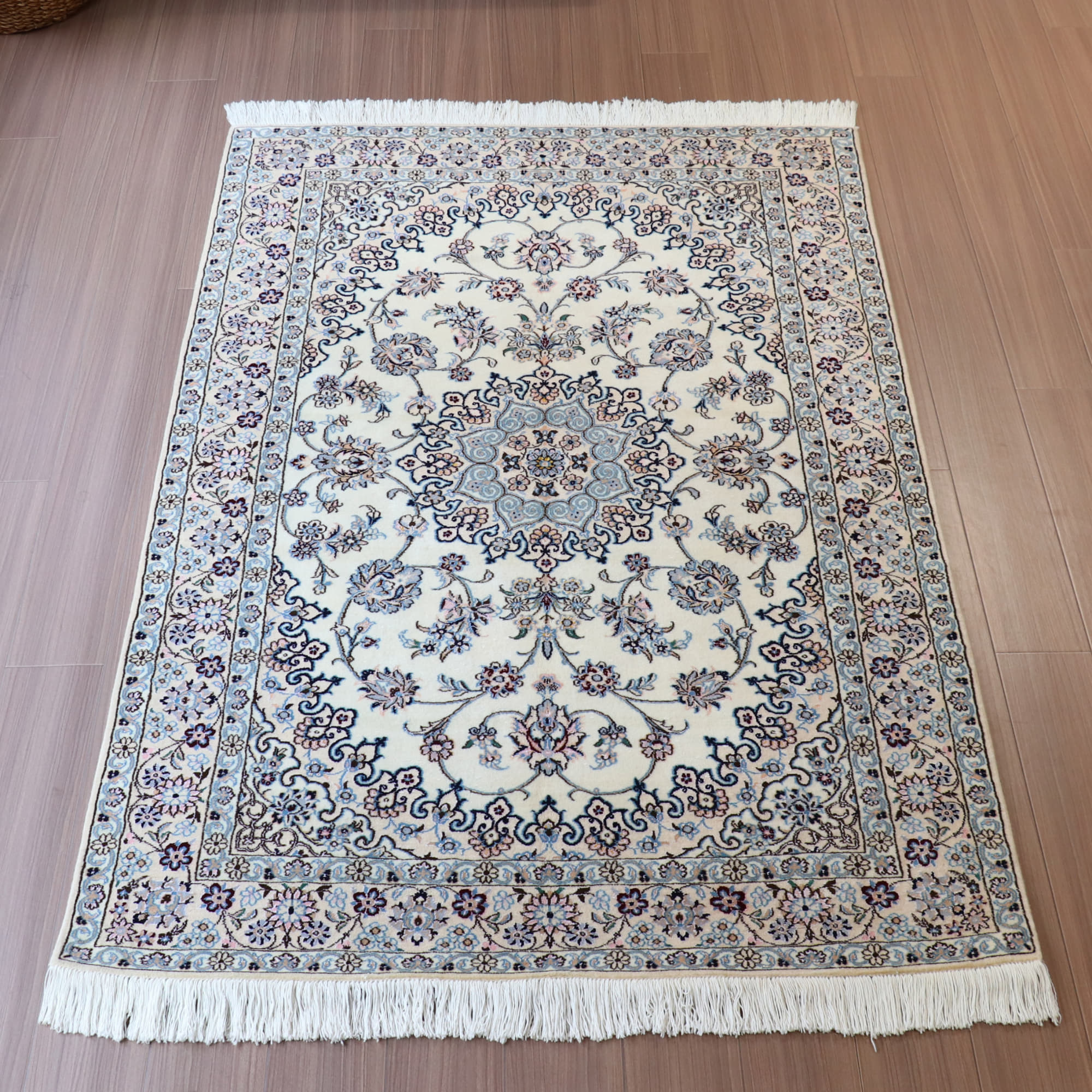 ペルシャ絨毯　ナイン産 9L199×130cm アイボリー 　花のアラベスク