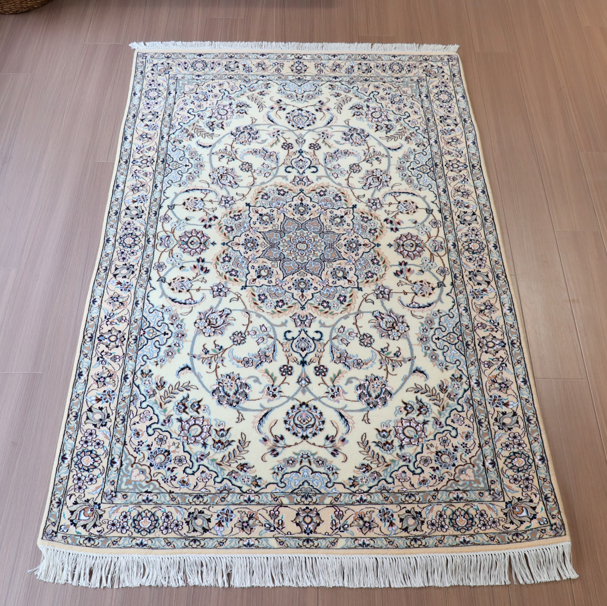 ペルシャ絨毯　ナイン産 9L213×126cm アイボリー 　花のアラベスク