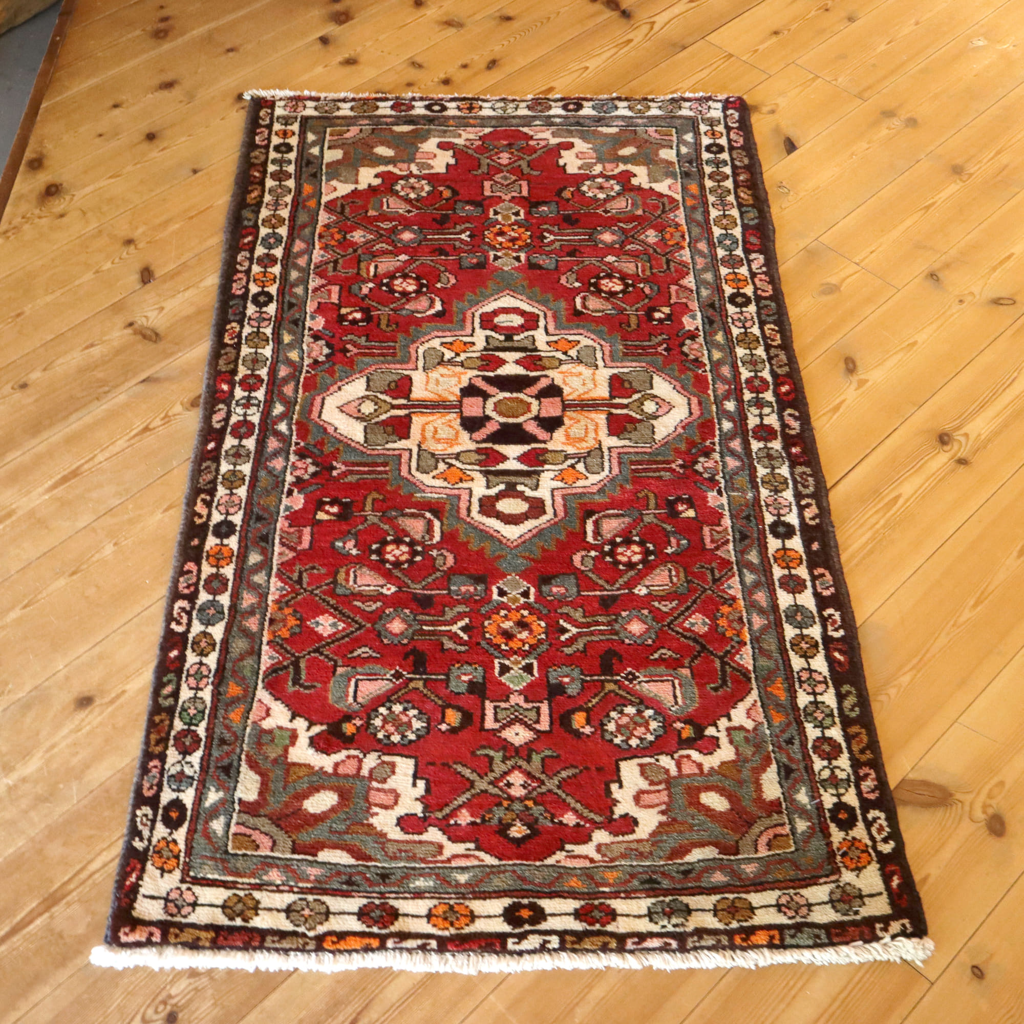 トバライバルラグ　ハマダン128×73cm イラン　手織りじゅうたん