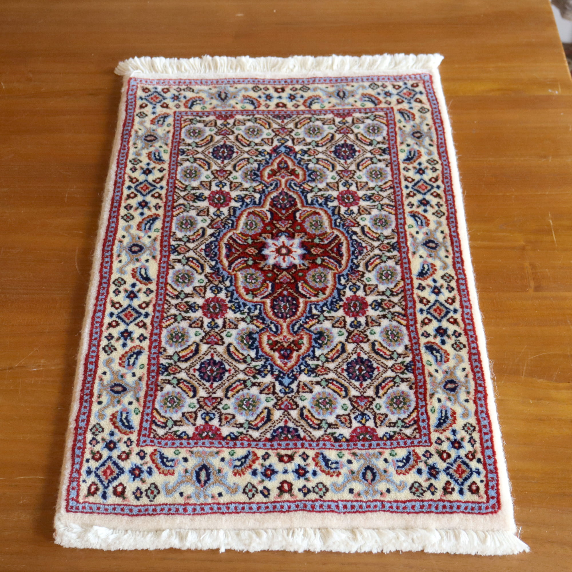 ペルシャ絨毯　ムード Moud59×38cm アイボリー 赤いメダリオン