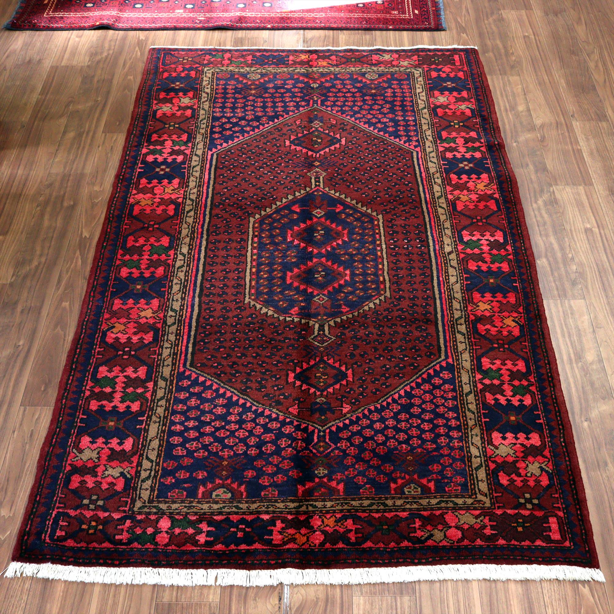 イランの手織り絨毯 ハマダン229×145cm 六角メダリオン レッド＆ネイビー