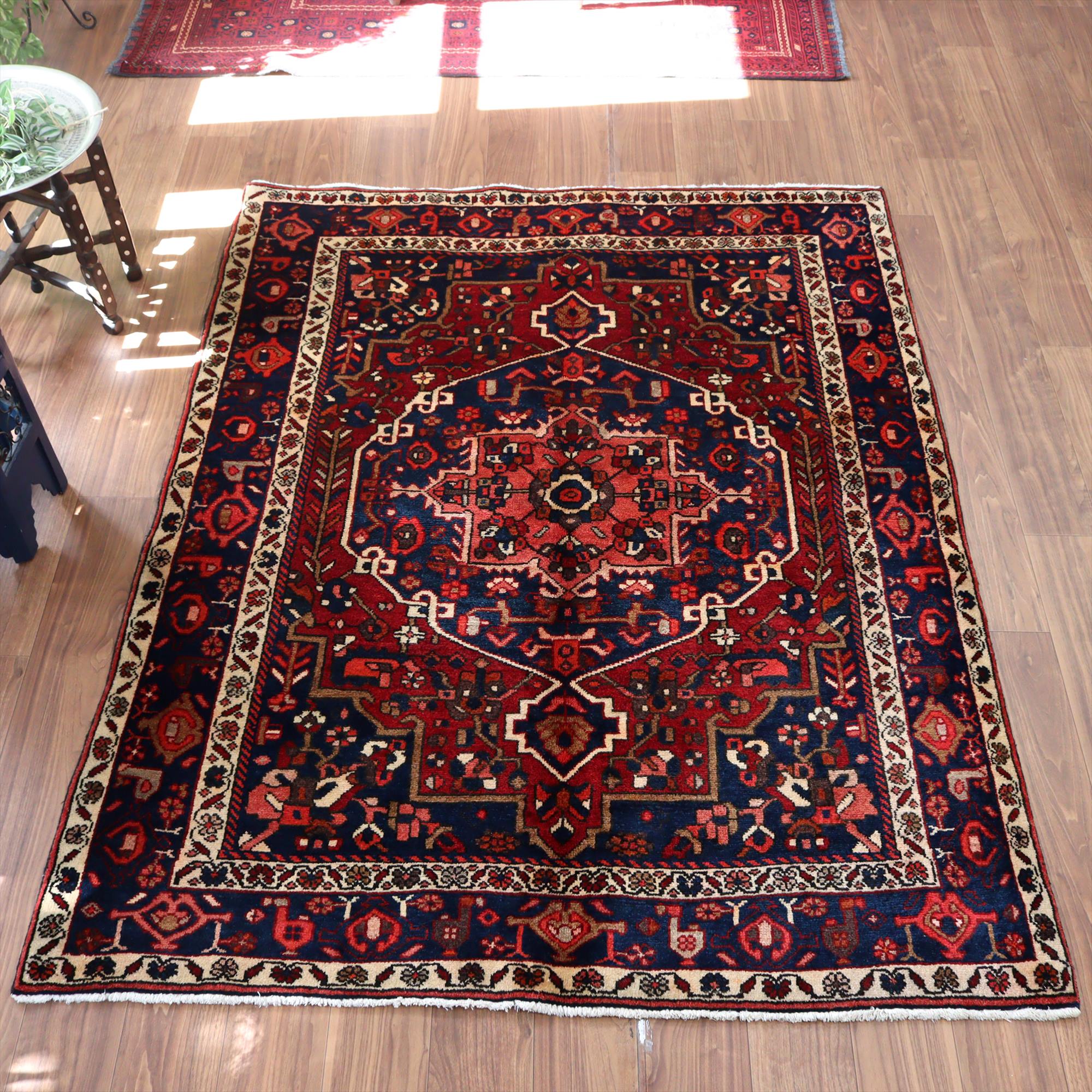 イランの手織り絨毯 バクティアリ202×158cm 花形のメダリオン ネイビー