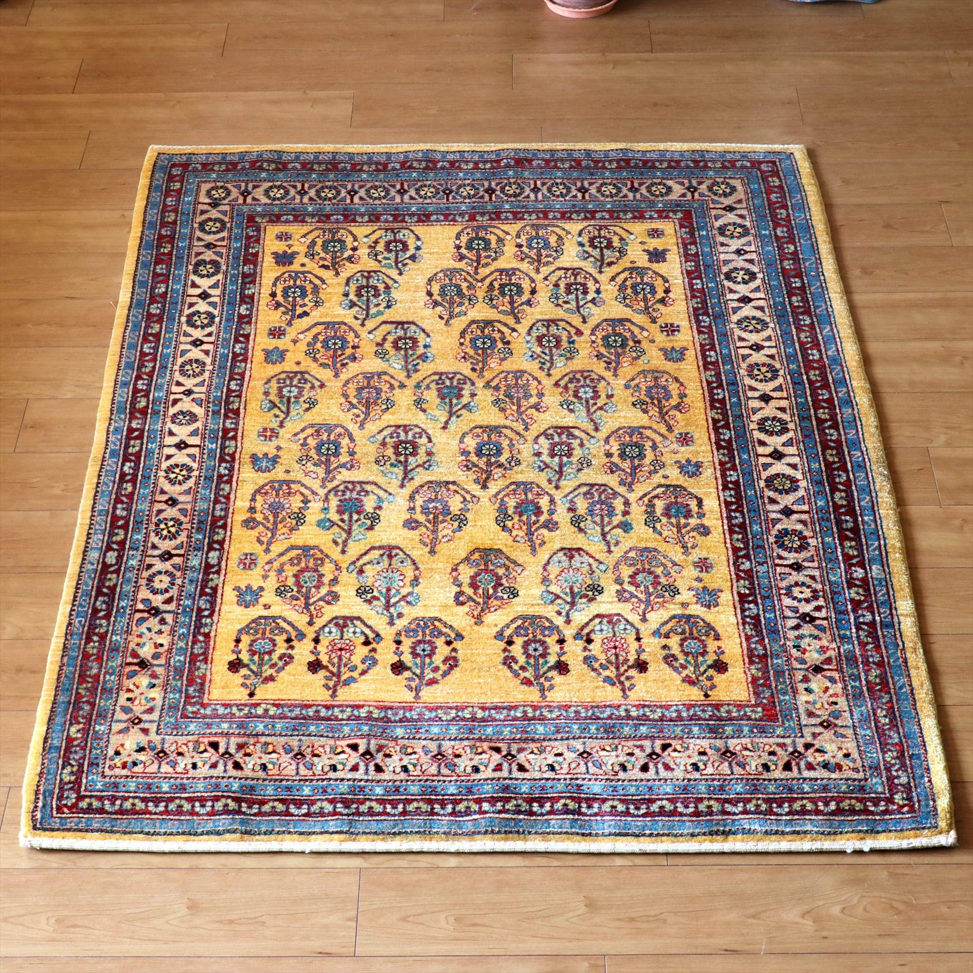 ギャベ ギャッベ・ルリバフ・カシュカイ族の手織りラグ・細かな織りの伝統柄・センターラグサイズ イエロー・クラシカルデザインの花模様