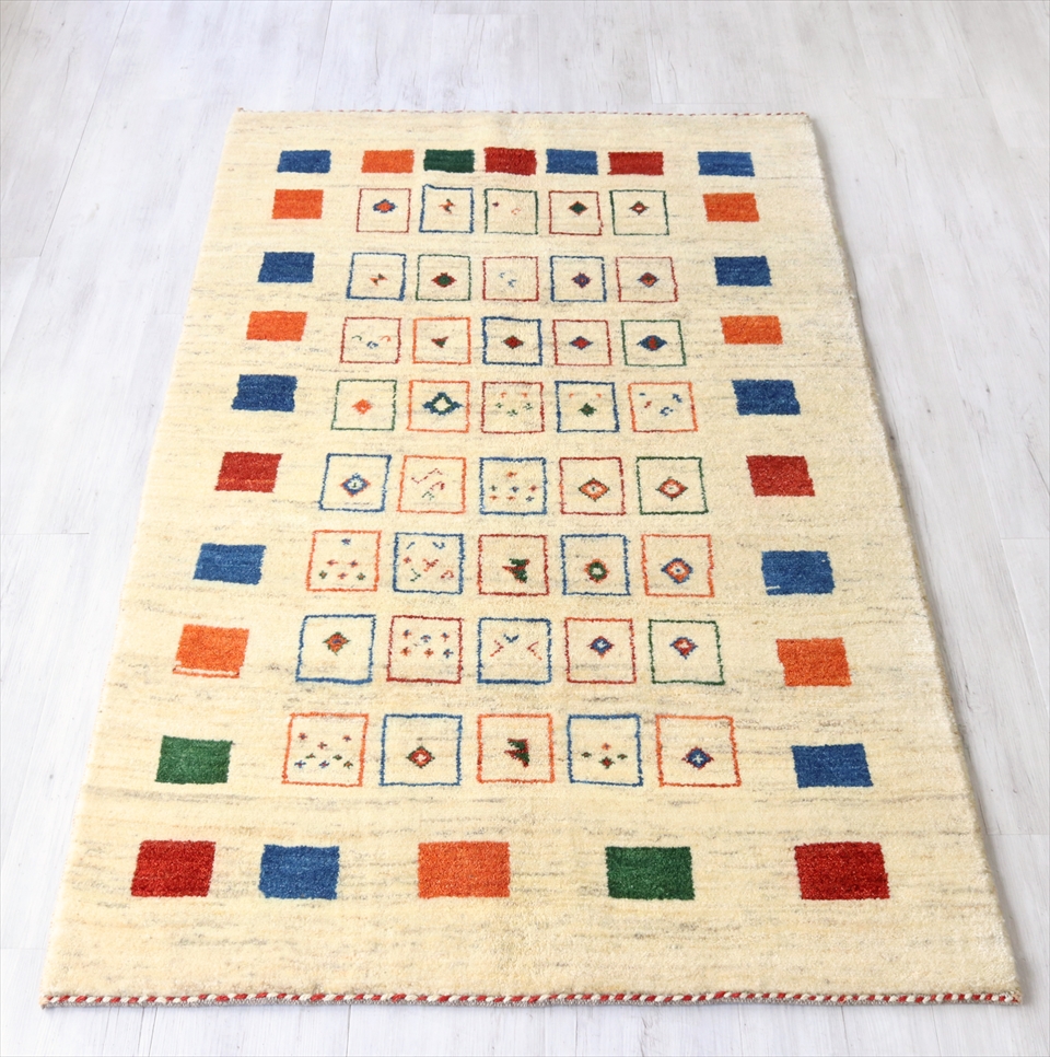 ギャッベ/ギャベ・カシュカイ族の手織りラグ　センターラグサイズ ナチュラルアイボリー カラフルなタイル柄