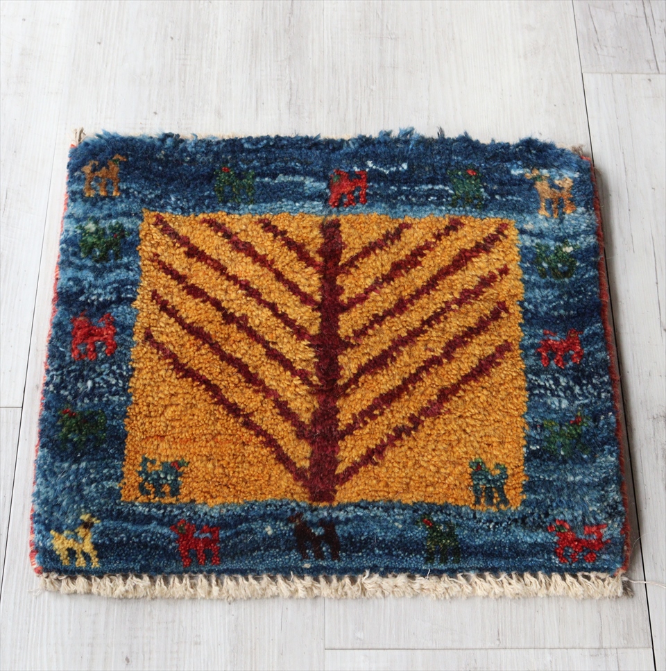 ギャッベ　イラン遊牧民カシュカイ族手織りラグ　チェアマット　座布団サイズ39×43cm