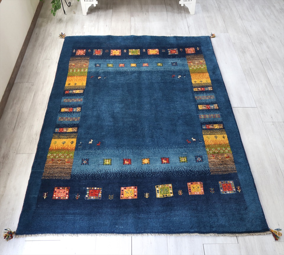 ギャベ　Gabbeh　ふかふかな織り　リビングサイズ232×166cm　ブルー＆ネイビー　カラフルタイル＆ボーダー　動物と植物モチーフ