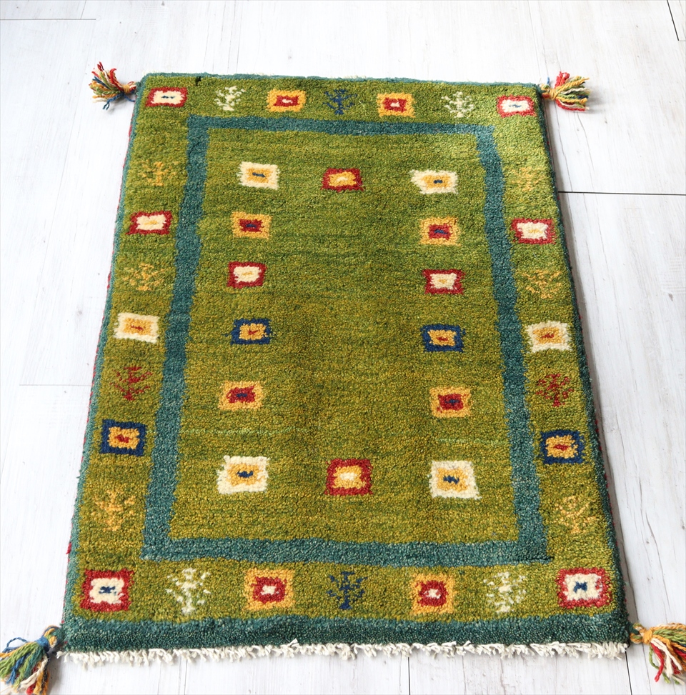 ギャベ　イラン製手織りラグ　玄関マットサイズ88×60cmライトグリーン　カラフルスクエア　植物モチーフ