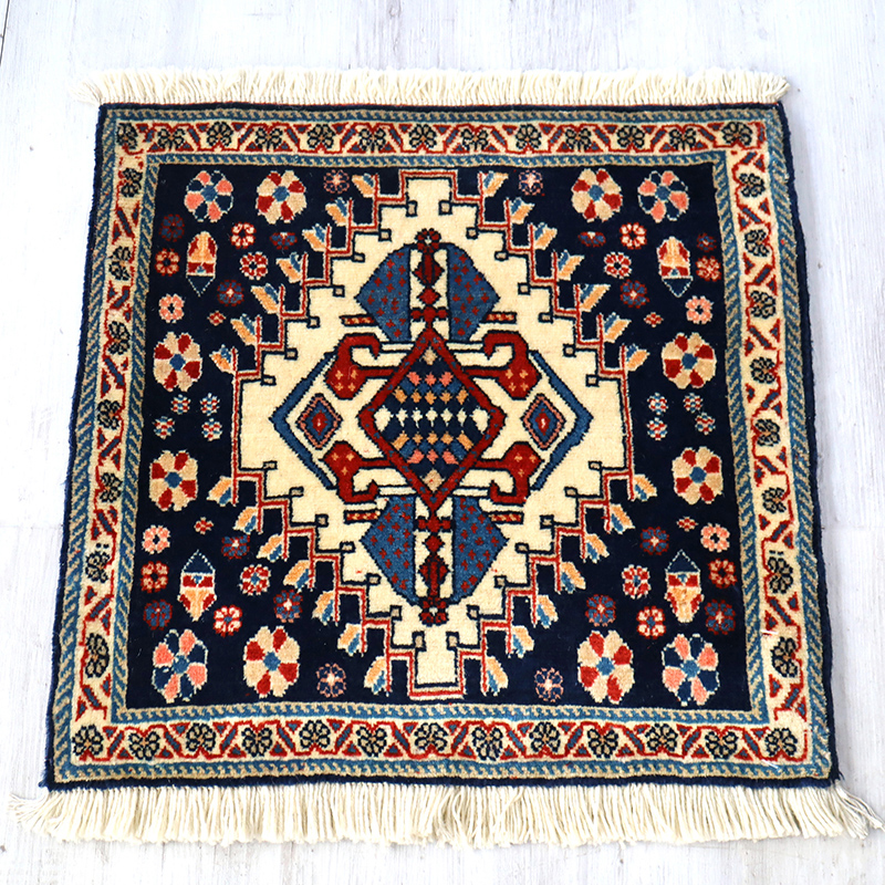ギャッベカシュクーリ/緻密な織り座布団サイズ40×44cmネイビー＆ナチュラルアイボリー・たくさんの花/伝統柄