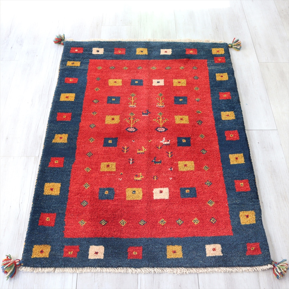 ギャッベ　カシュガイ族の手織り139×96cmレッド/ブルー　カラフルタイル　植物と動物のモチーフ