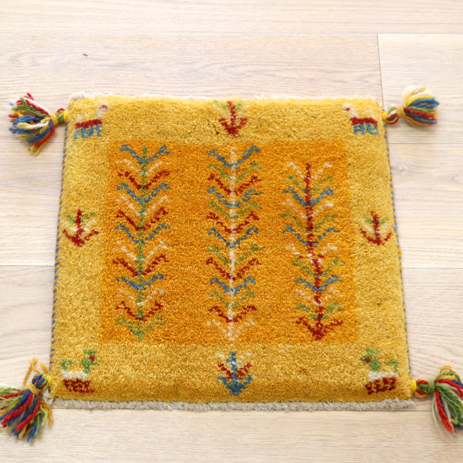 ギャッベ Gabbeh イラン製手織り　座布団サイズギャベ 41x43cm イエローオレンジ　連なる生命の樹と動物