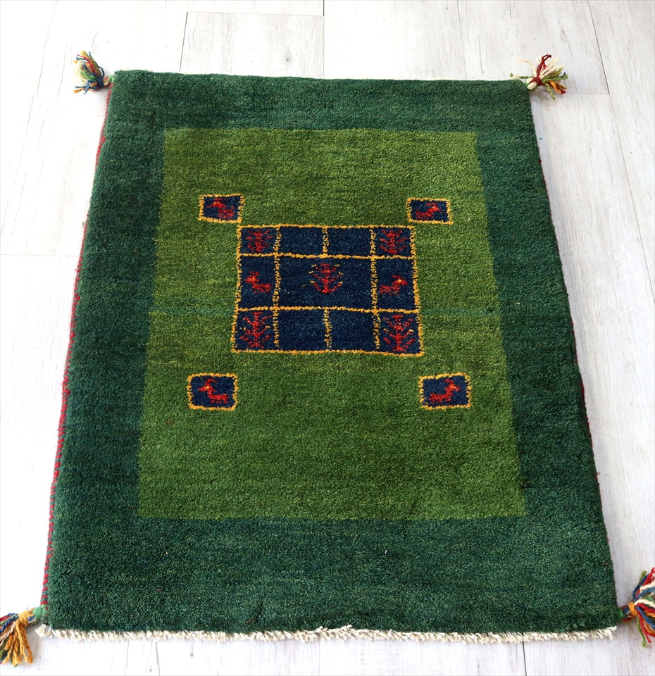 ギャッベ　イラン製カシュガイ族の手織り88×67cm玄関マットサイズ/グリーン　ブルーのタイルと動植物