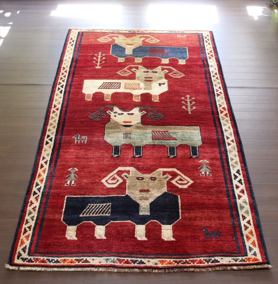 オールドギャッベ　229×123cm ４匹の山羊　カシュカイ族の手織りラグ　Old Gabbeh