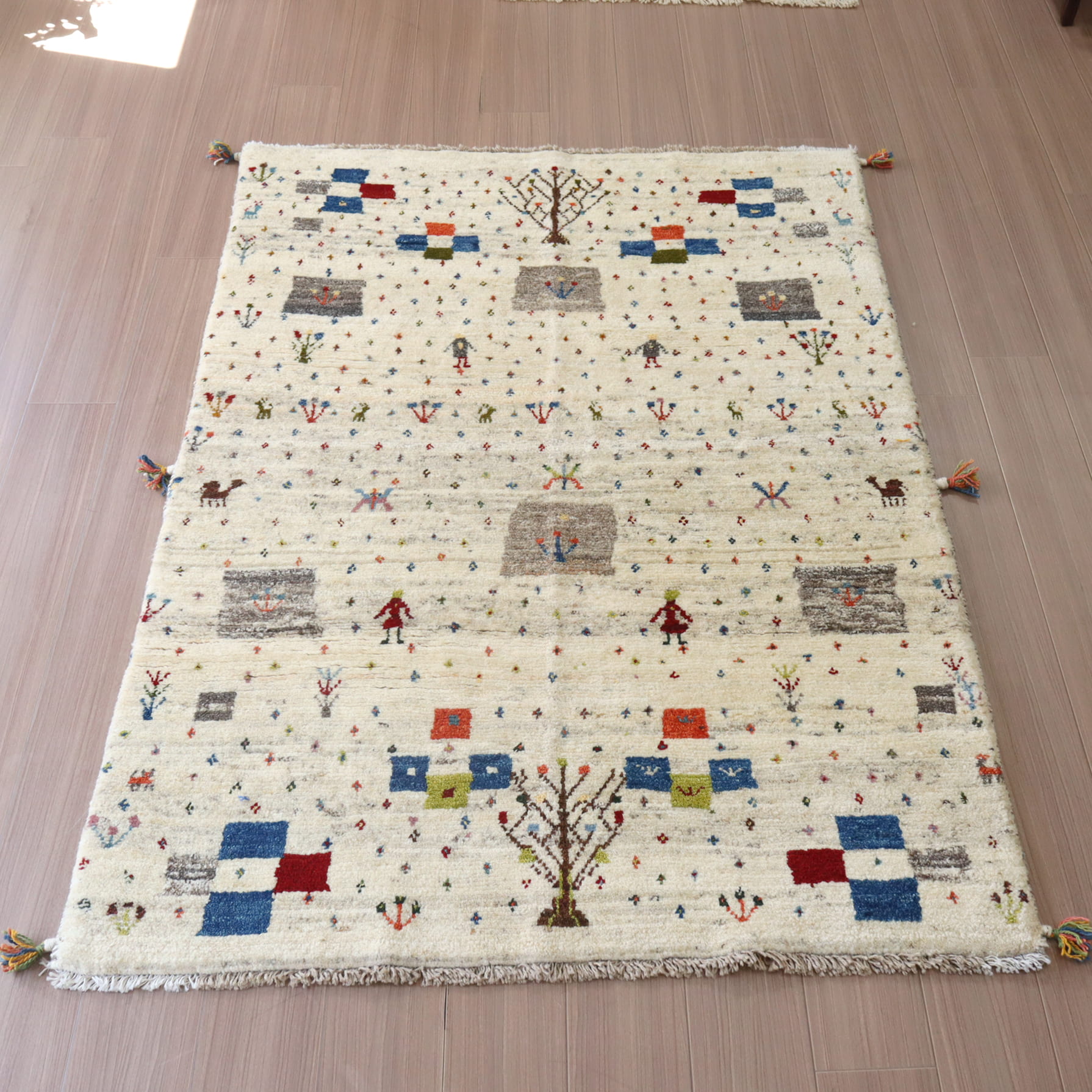 ギャッベ カシュカイ族の手織り 178x127cm ナチュラルアイボリー 自然風景