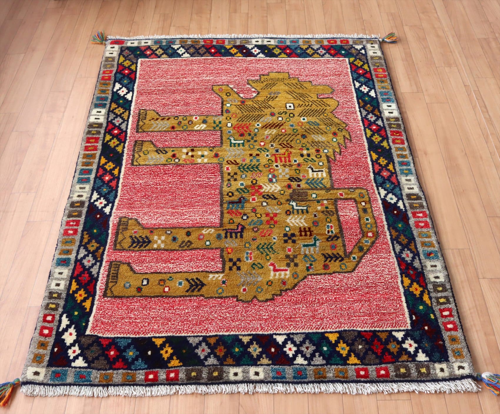 ライオンギャッベ カシュカイ族の手織りラグ142×101cm 吠えるライオン
