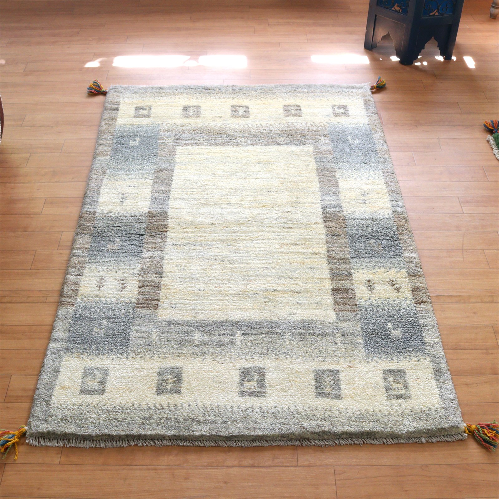 カシュカイ族の手織りラグ ギャッベ 142×94cm アイボリー&グレー