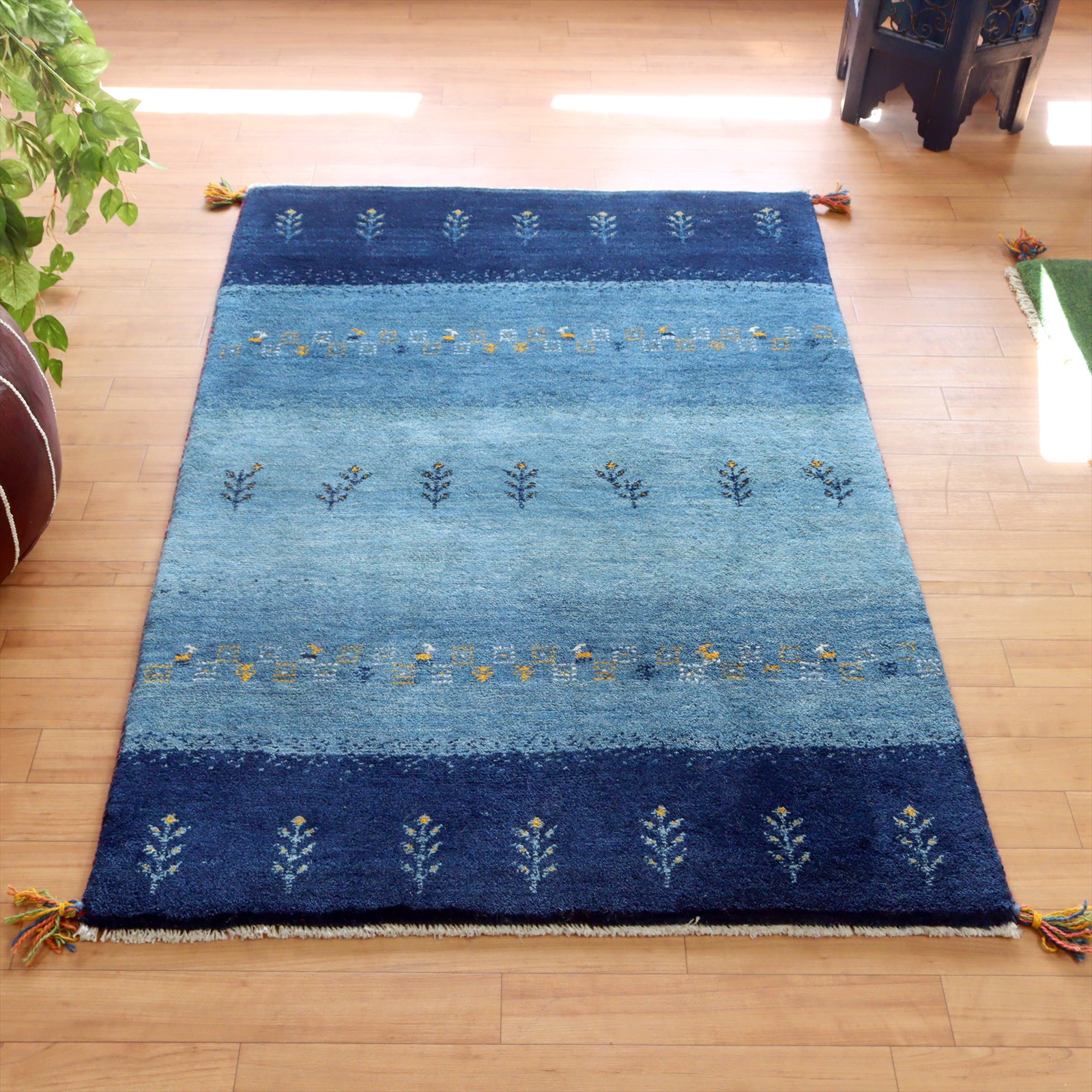 ギャッベ イランの手織りラグ 139×99cm ブルー 小花とヤギのモチーフ