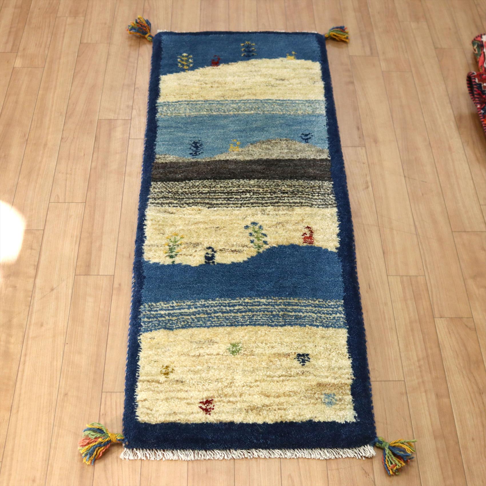 カシュカイ族の手織りラグ ギャッベ113×43cm ランナーサイズ ヤギのいる風景