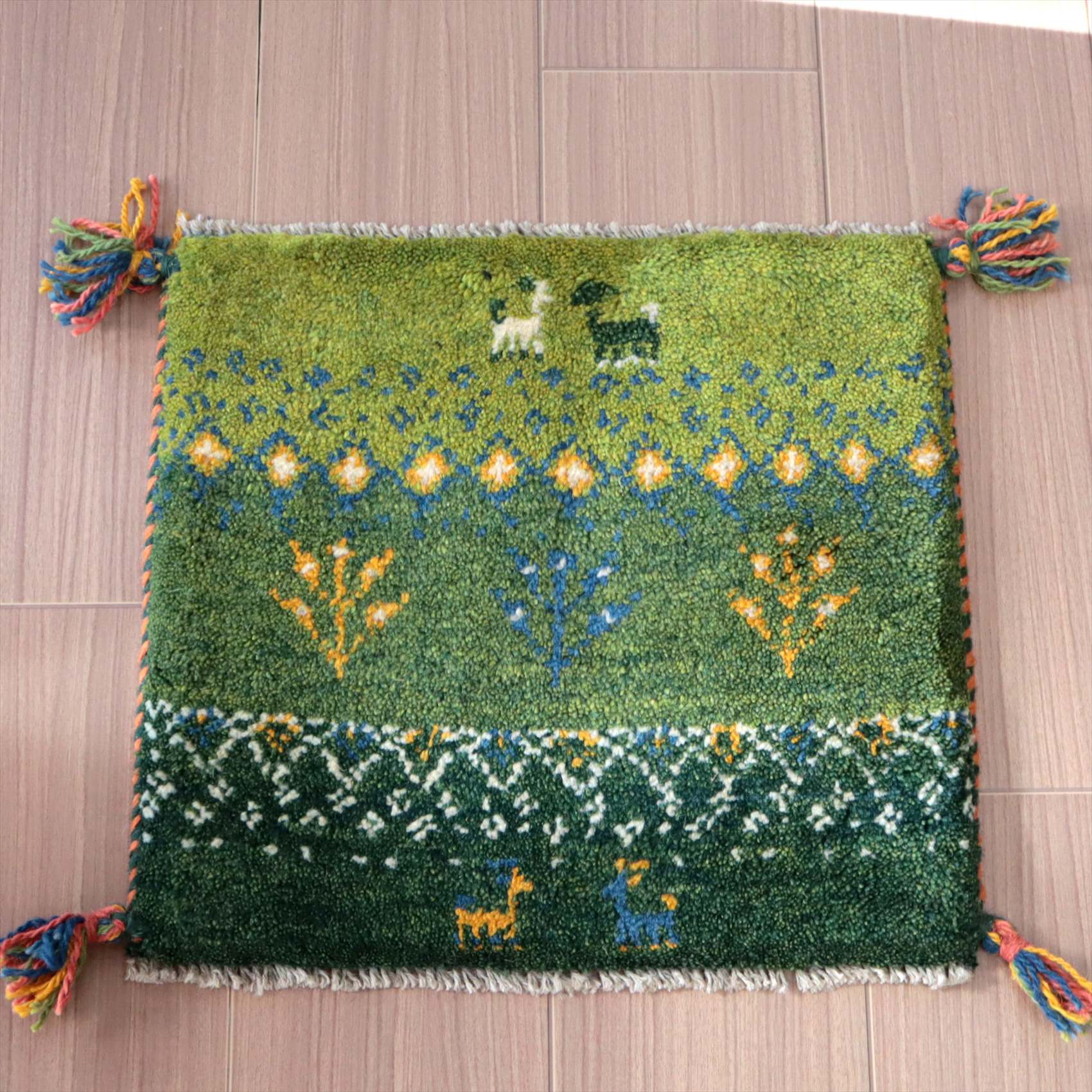 遊牧民の手織りギャッベ　38×41cm イラン産　グリーン