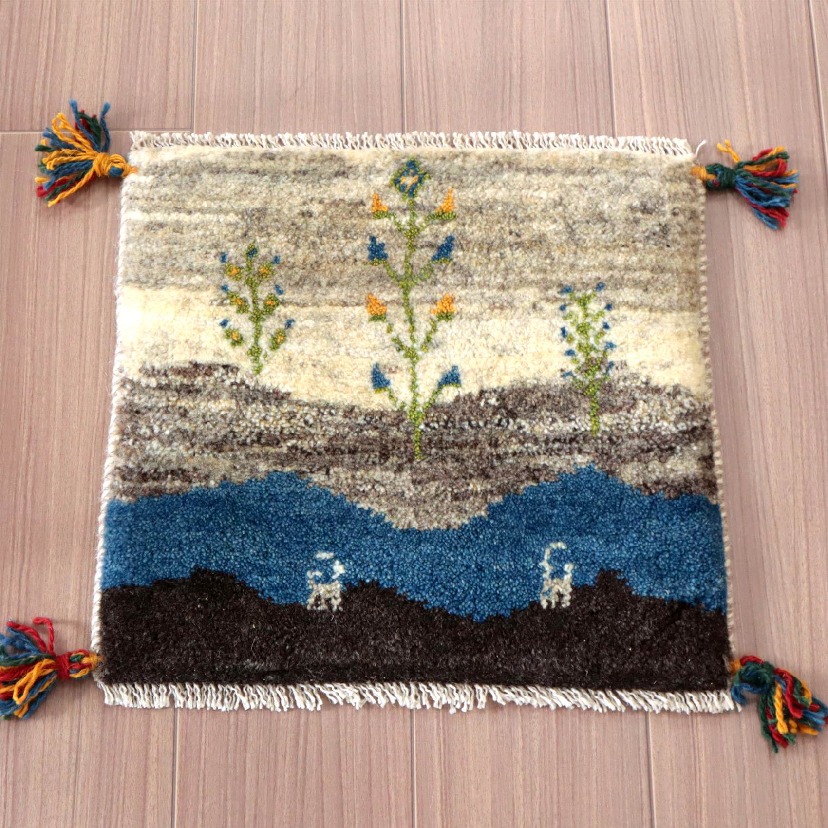 遊牧民の手織りギャッベ　38×41cm イラン産　アイボリー　風景