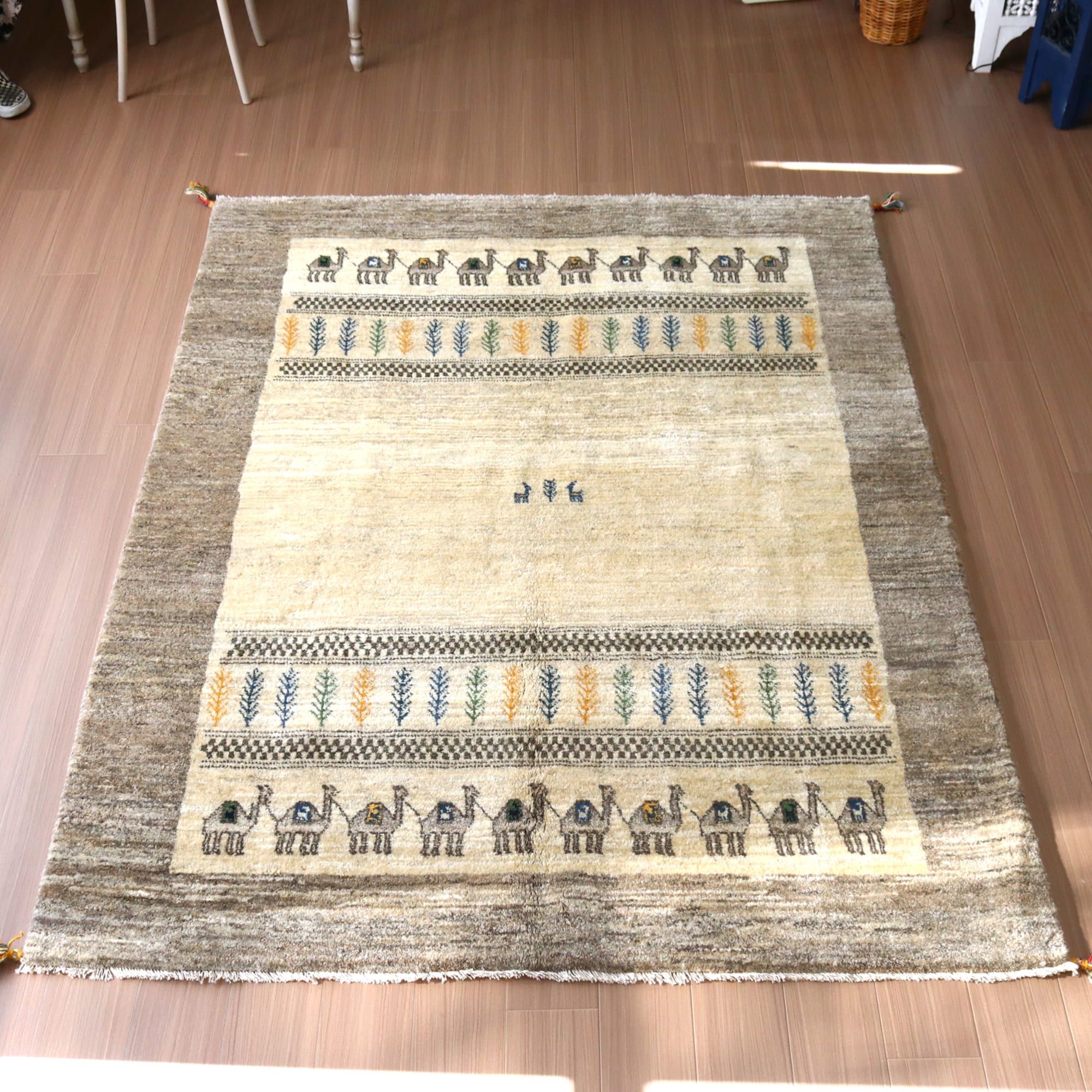 ギャッベ Gabbeh イラン産 手織りラグ236×175cm ラクダのキャラバン ナチュラルアイボリー