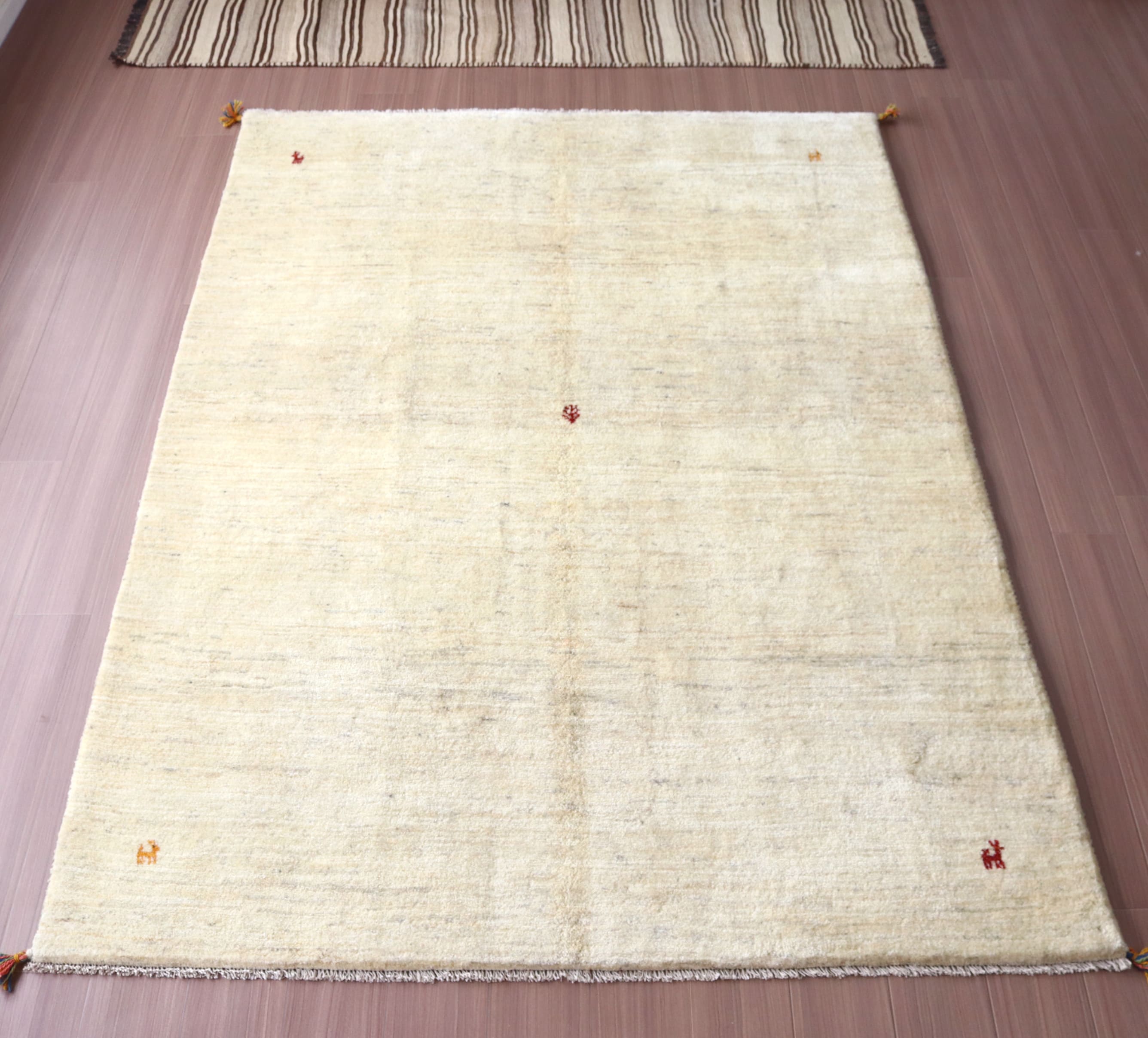 ギャッベ Gabbeh イラン産 手織りラグ 237×171cm ナチュラルアイボリー 毛足の長いふかふかな織り