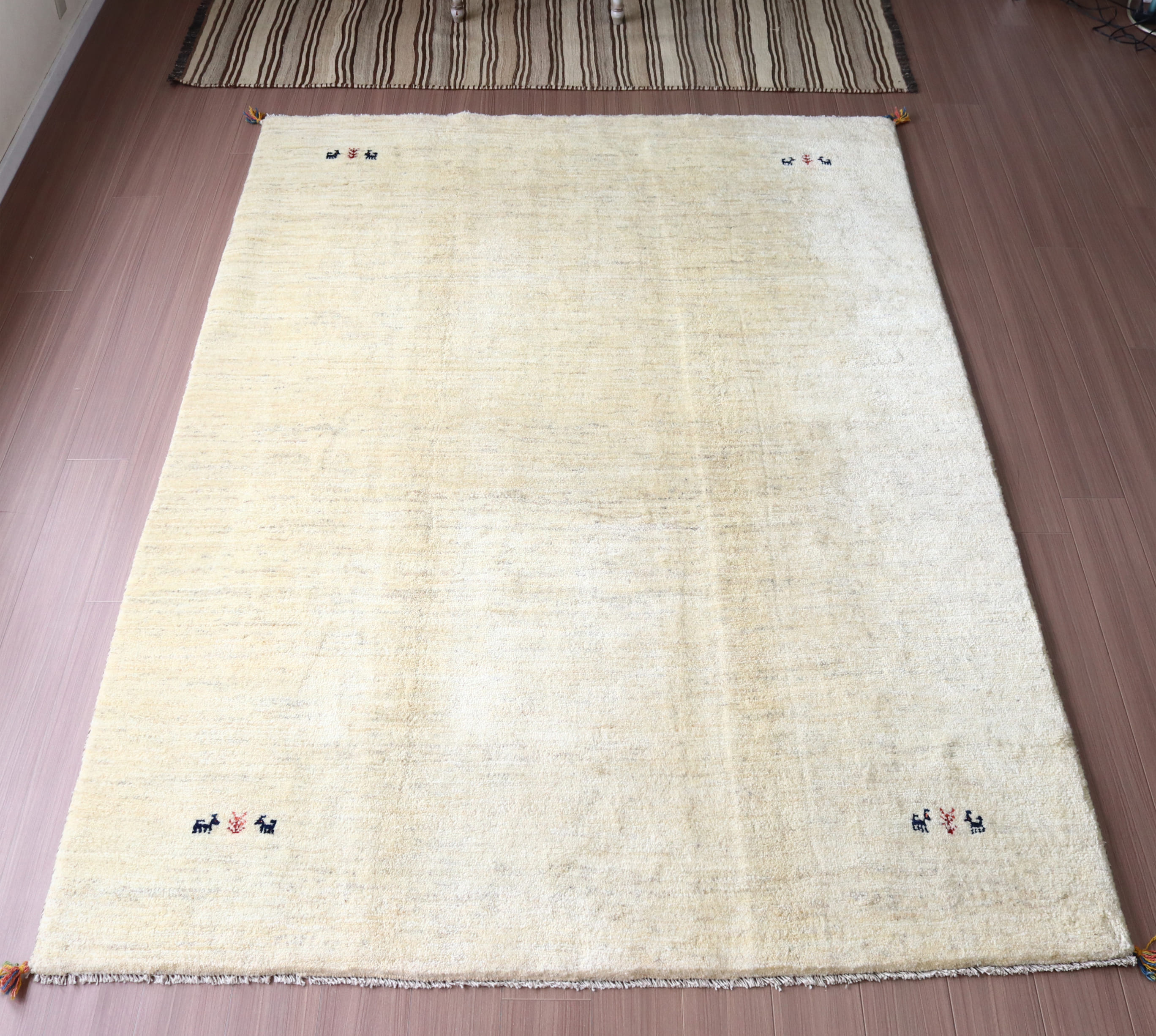 ギャッベ Gabbeh イラン産 手織りラグ 254×190cm ナチュラルアイボリー 毛足の長いふかふかな織り