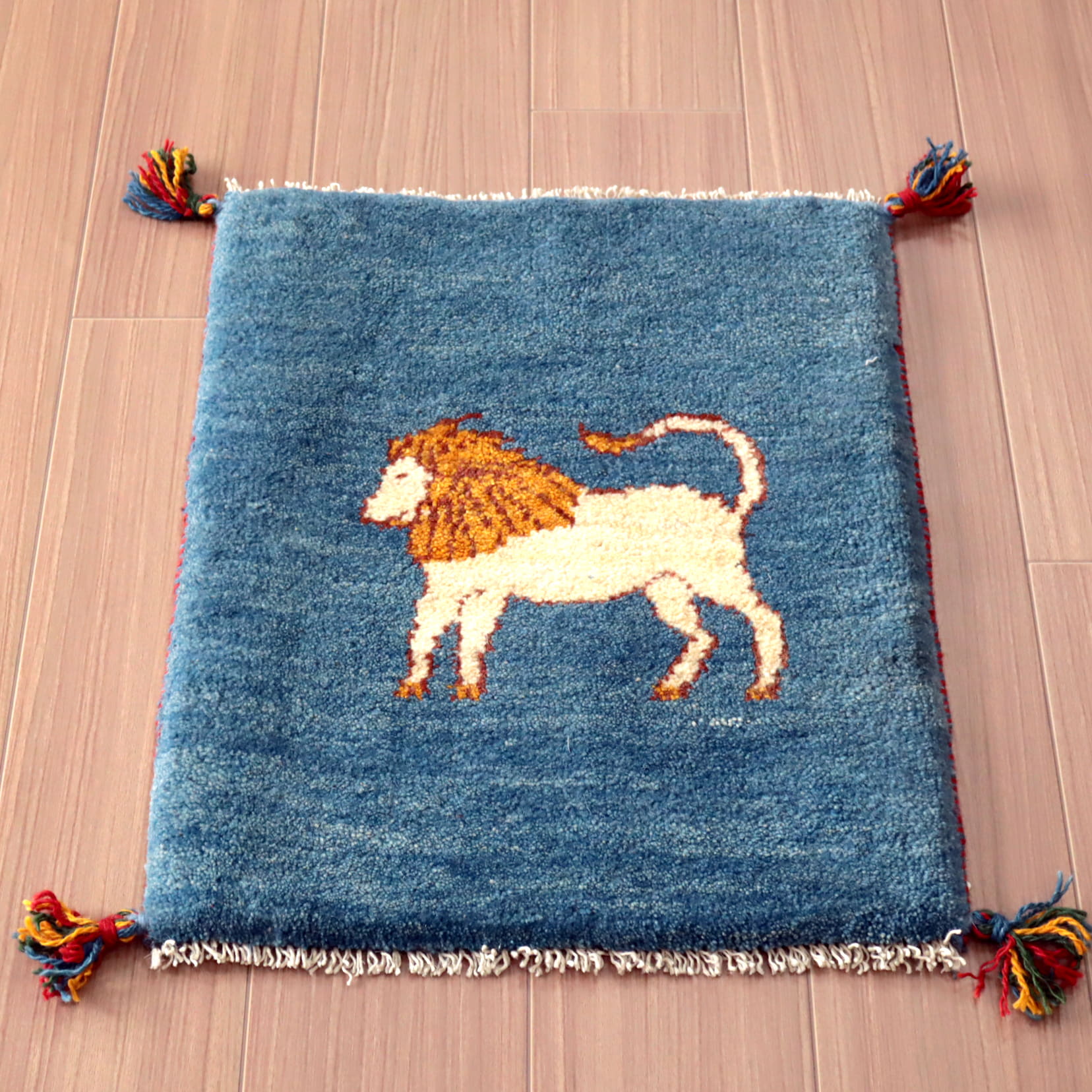 ギャッベ イラン産手織りラグ 56×39cm ブルー　タテガミのあるライオン