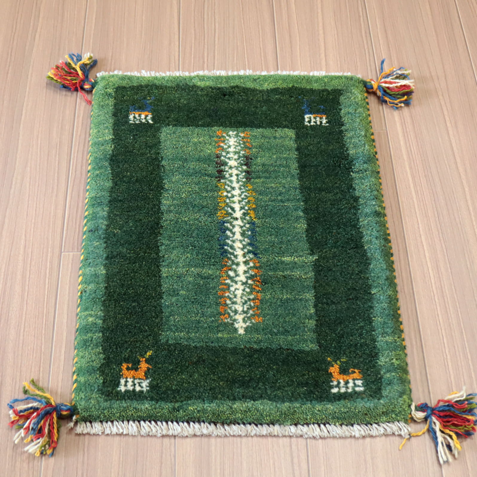 ギャッベ ふかふか イラン産　手織り55×39cm 細長い生命の木　グリーン　ツートーン
