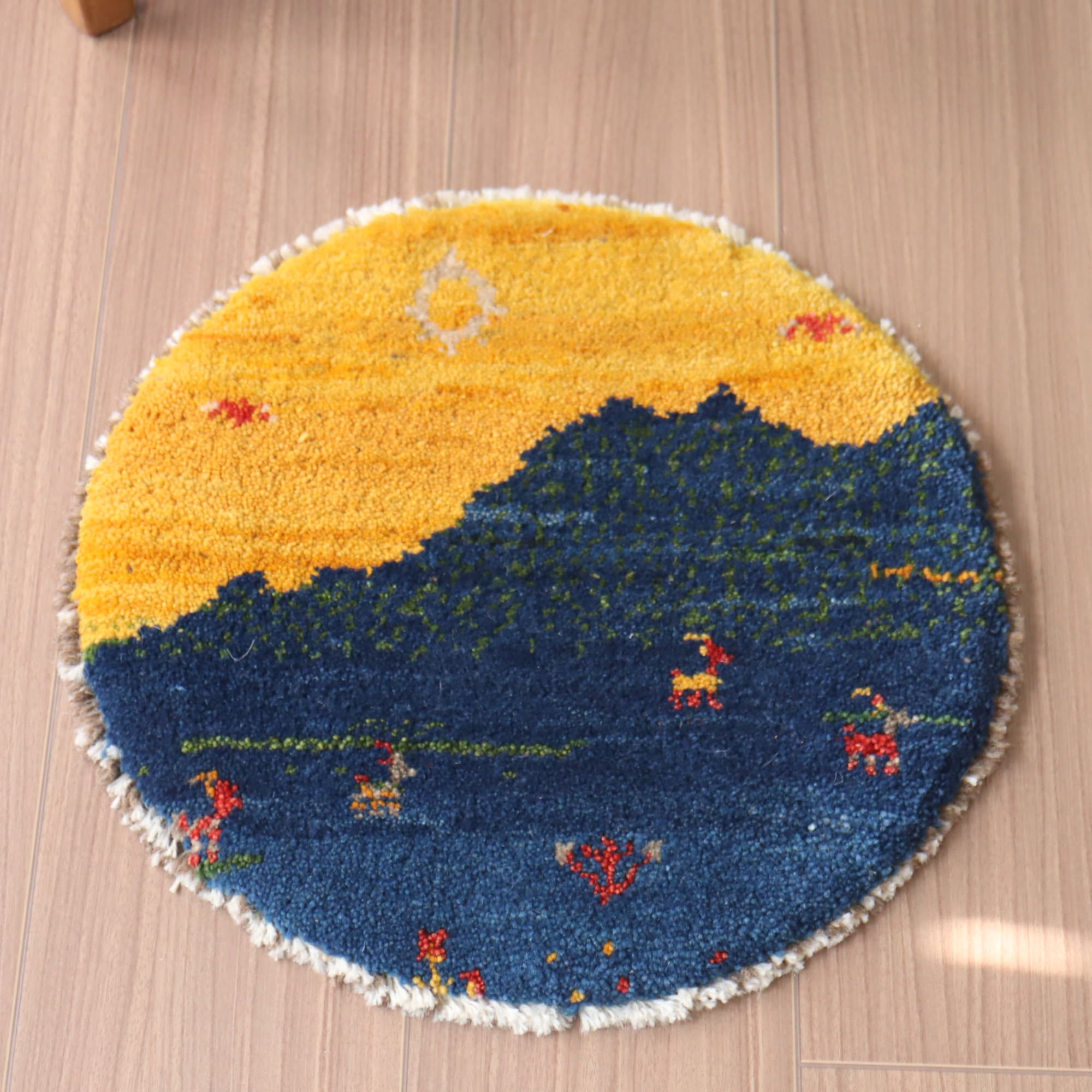 【15%OFF】ギャッベ 円形　イラン産手織りギャベ38×38cm 夕暮れの草原　動物モチーフ