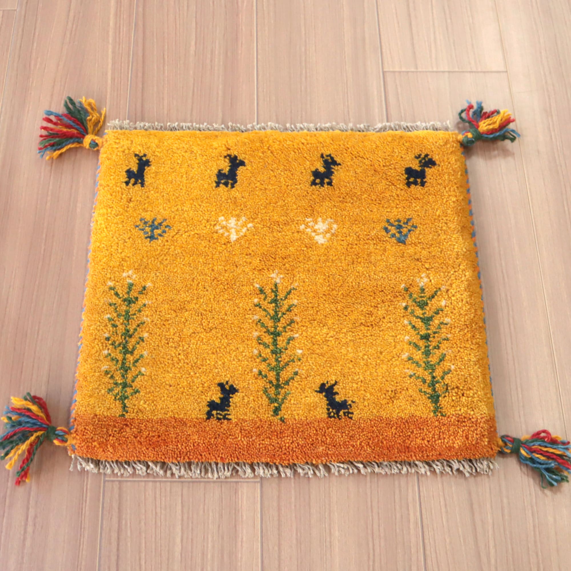 ギャッベ　Gabbeh イラン製　座布団サイズ オレンジ　生命の木と動物モチーフ