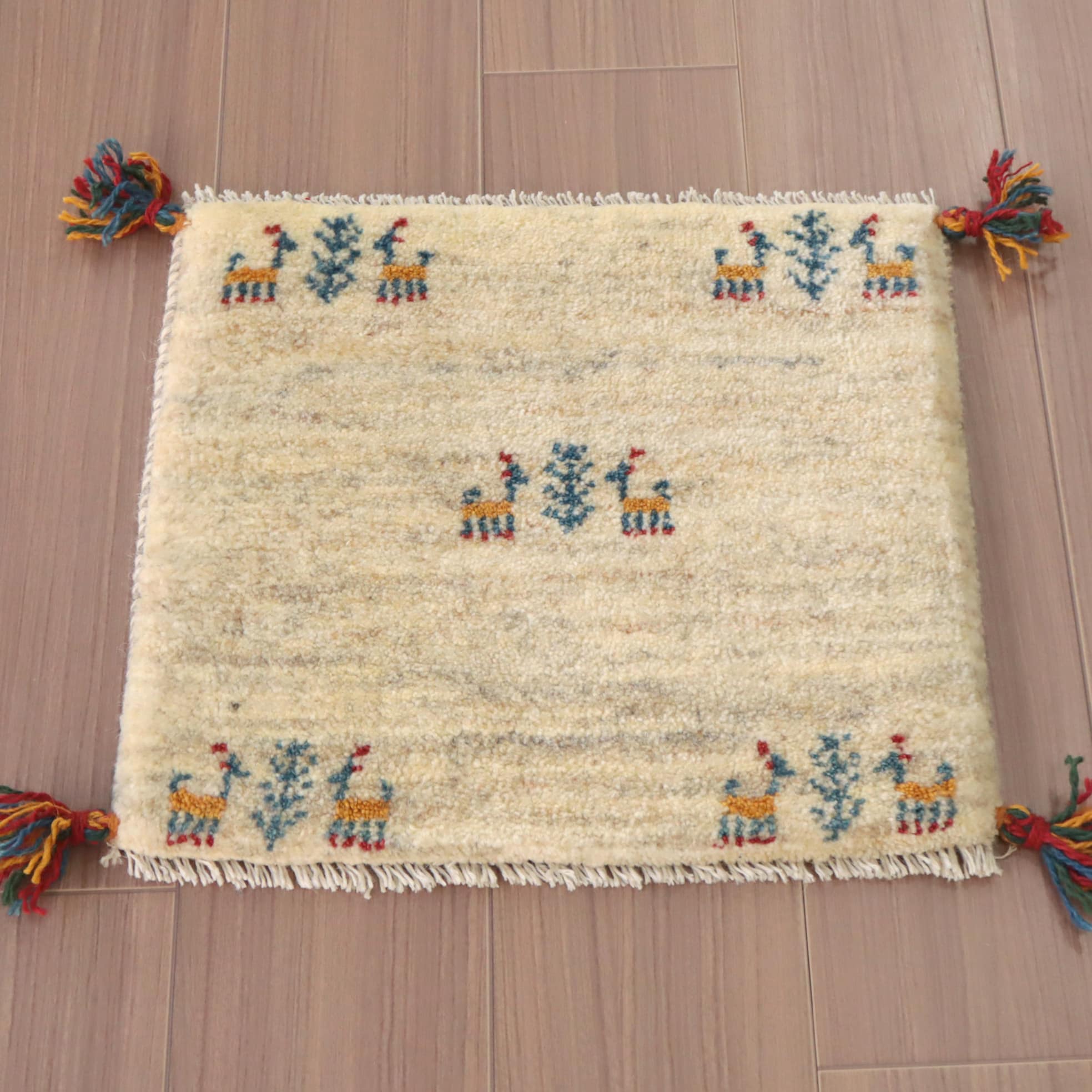ギャッベ 遊牧民の手織りラグ39×44cm ナチュラルアイボリー　動物と草花