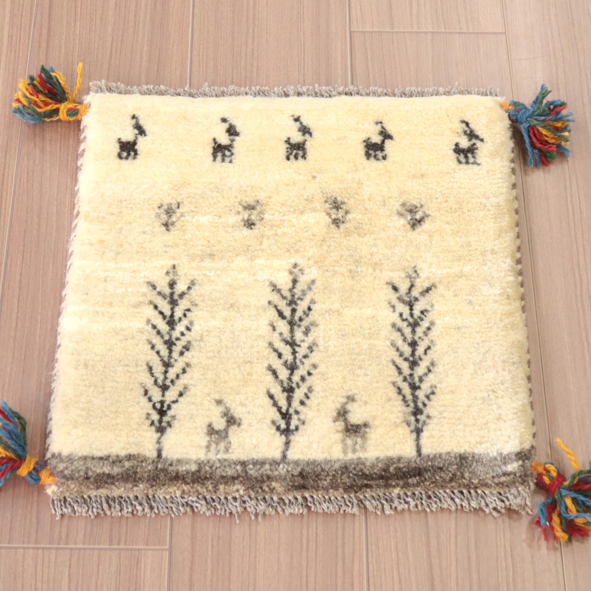 ギャッベ 遊牧民の手織りラグ アイボリー　動物と草花